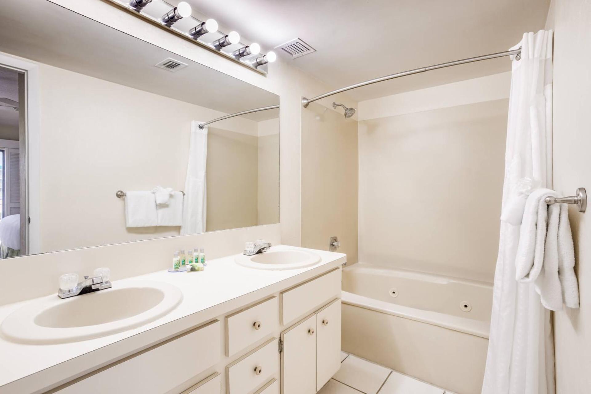 Three-Bedroom Suite - Photo 3