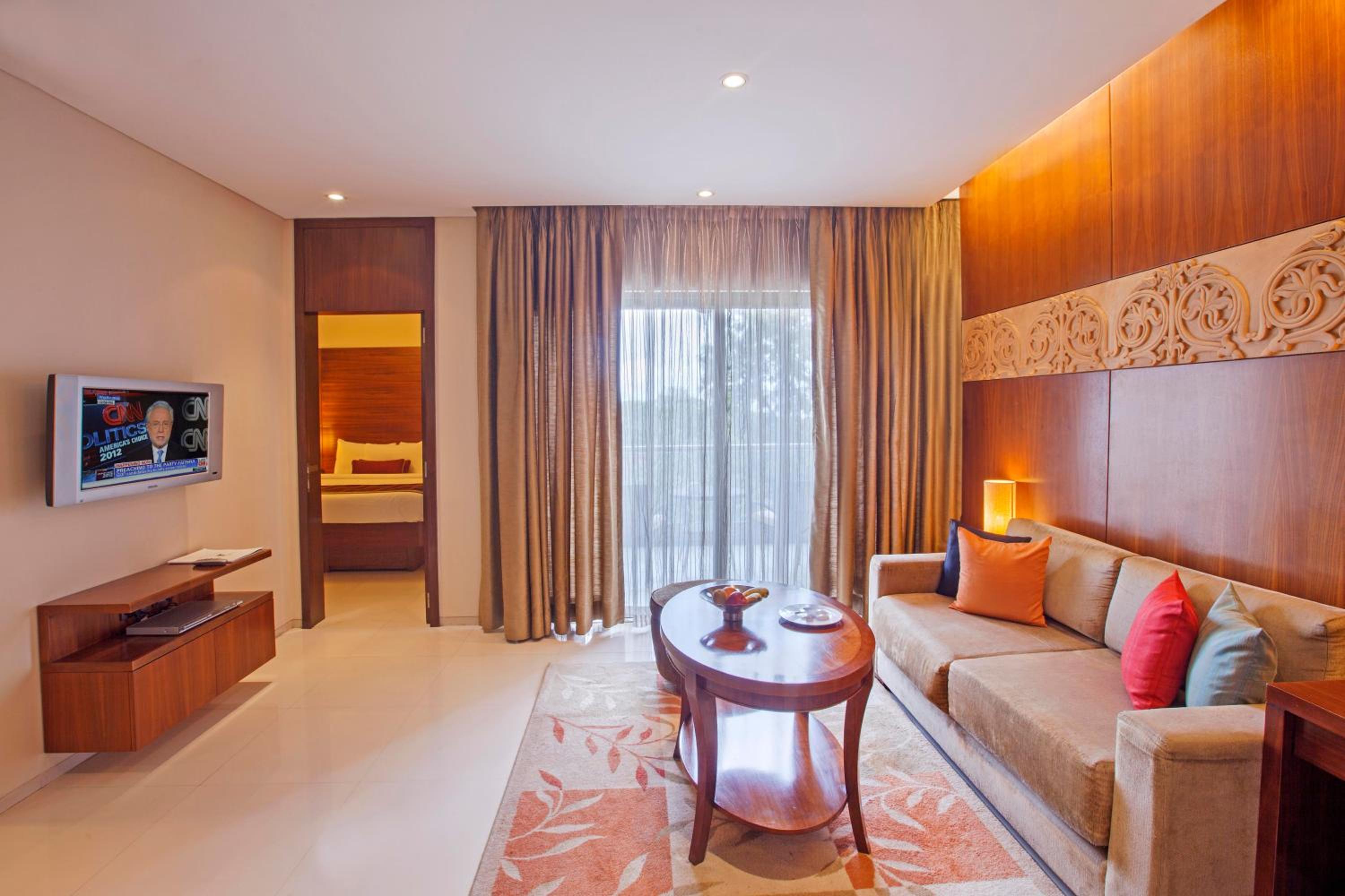 One Bedroom Executive Suite with Balcony - Photo 3