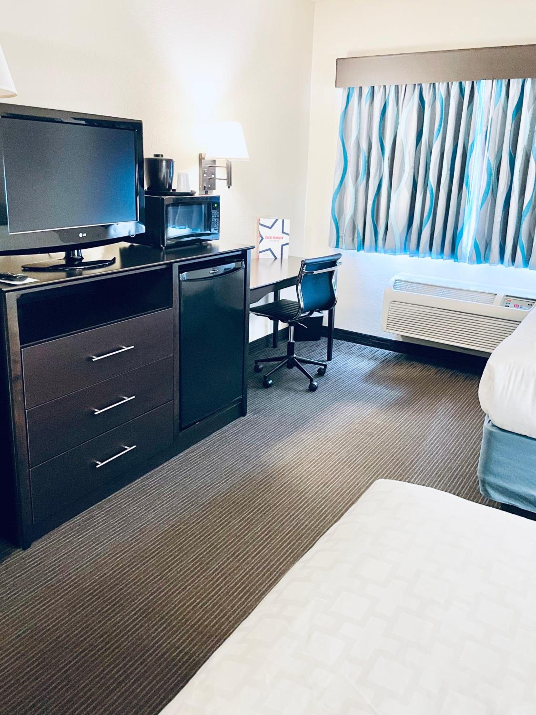 Deluxe Queen Room with Two Queen Beds - Non-Smoking photo 2
