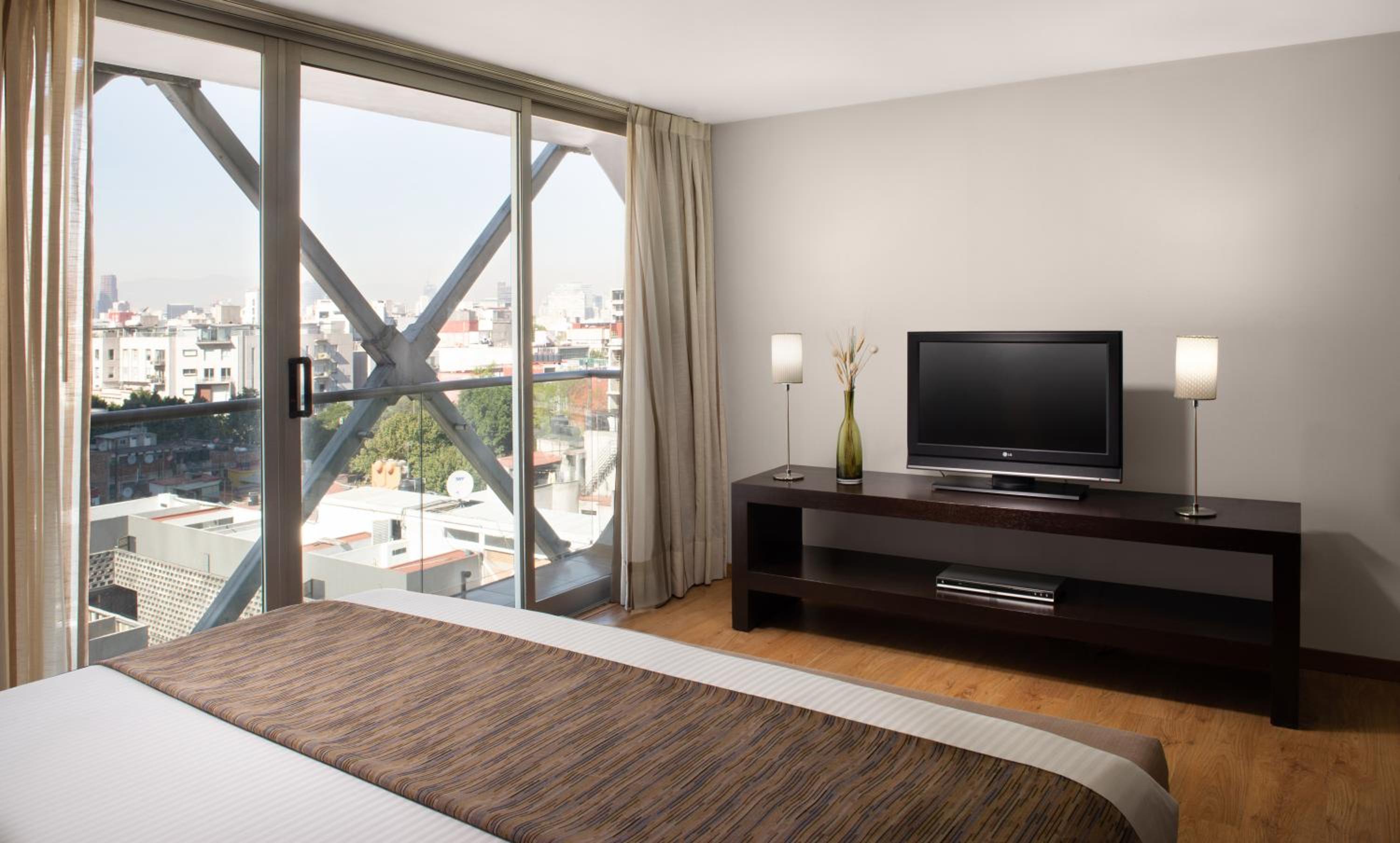 Junior Suite with Balcony - Photo 8