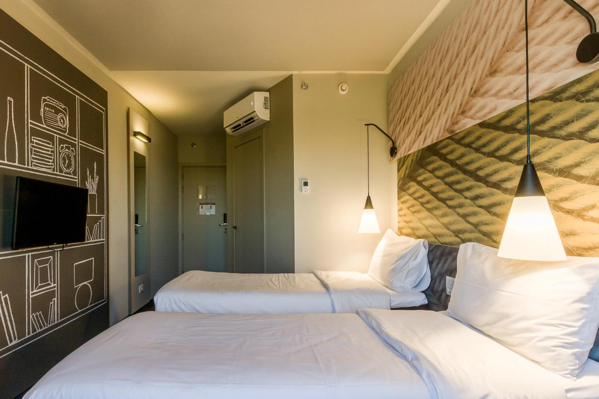 Standard Twin Room - Photo 4