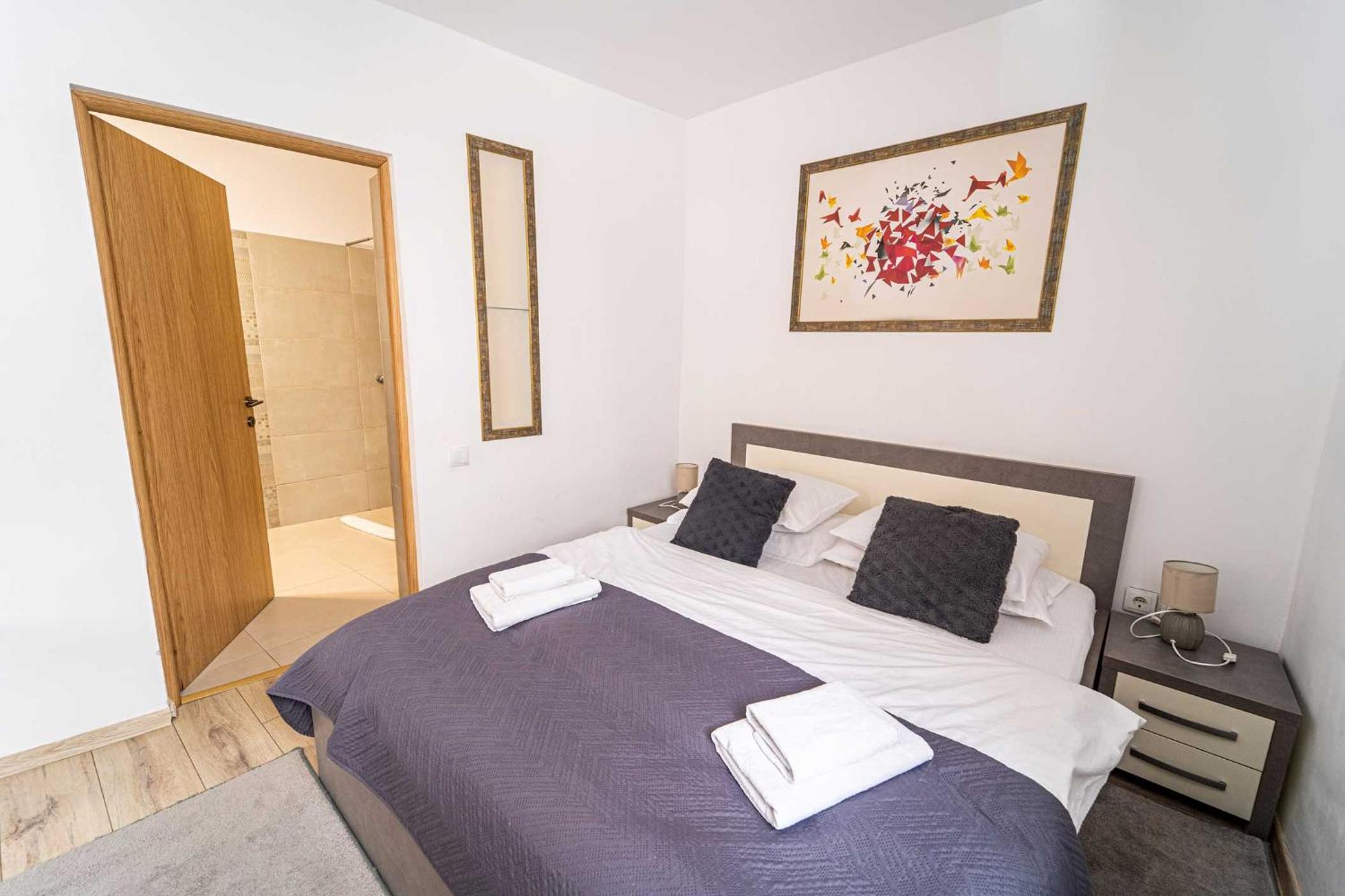 Deluxe King Room - Photo 7