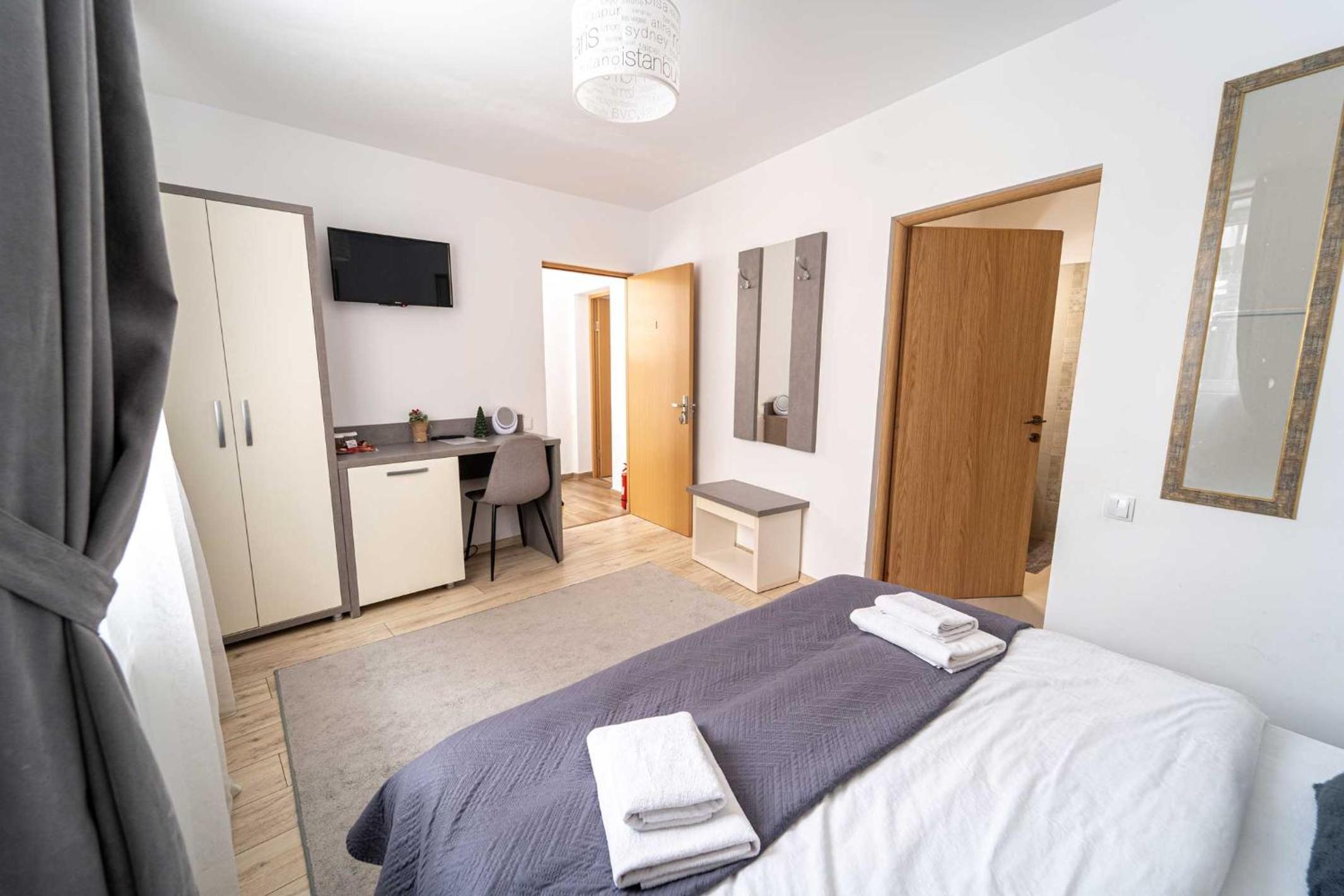 Deluxe King Room - Photo 21