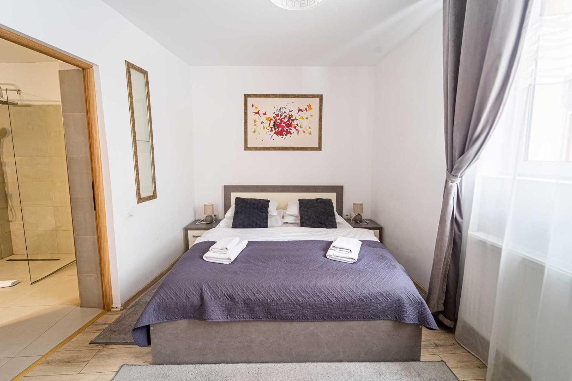 Deluxe King Room - Photo 13