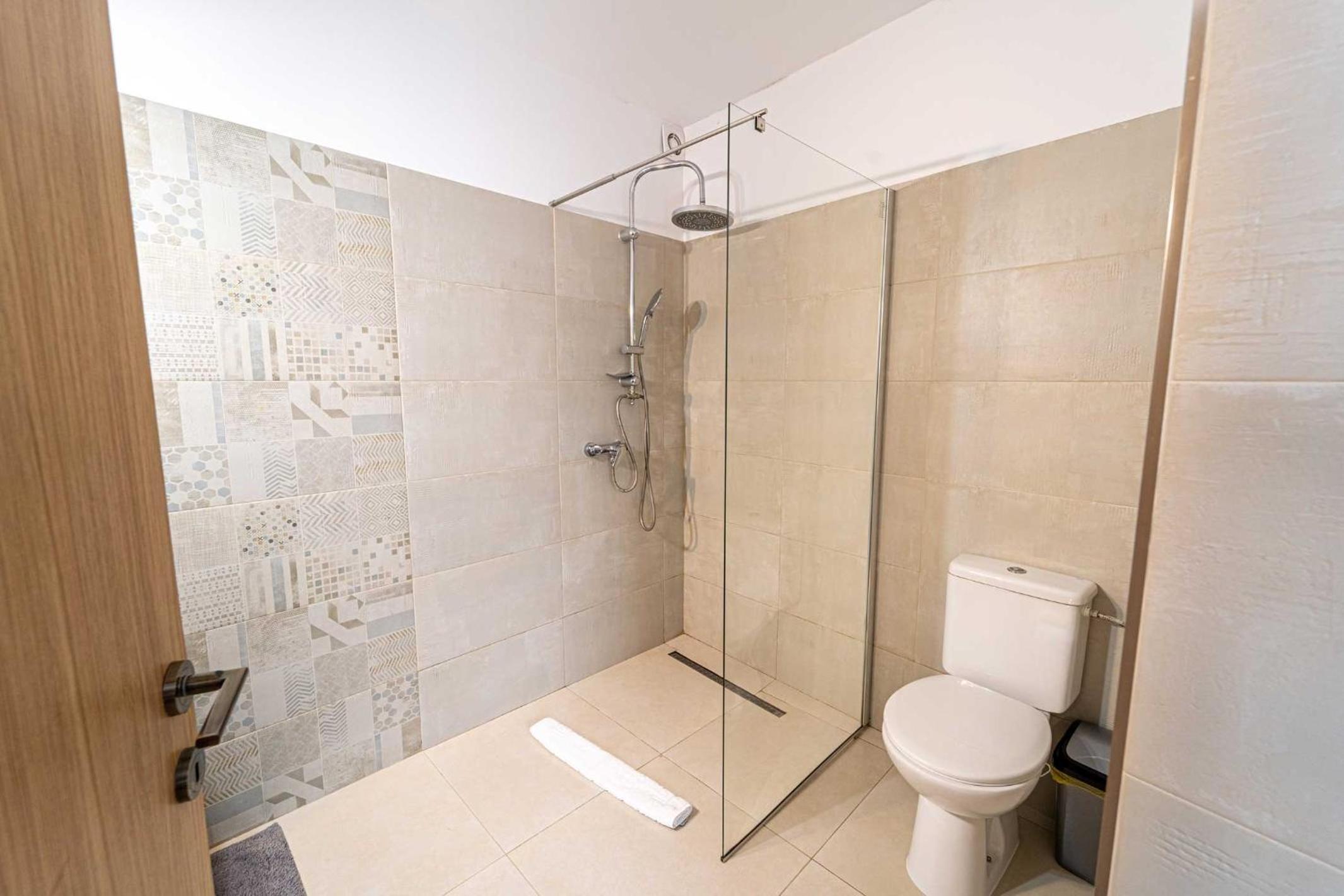 Deluxe King Room - Photo 23