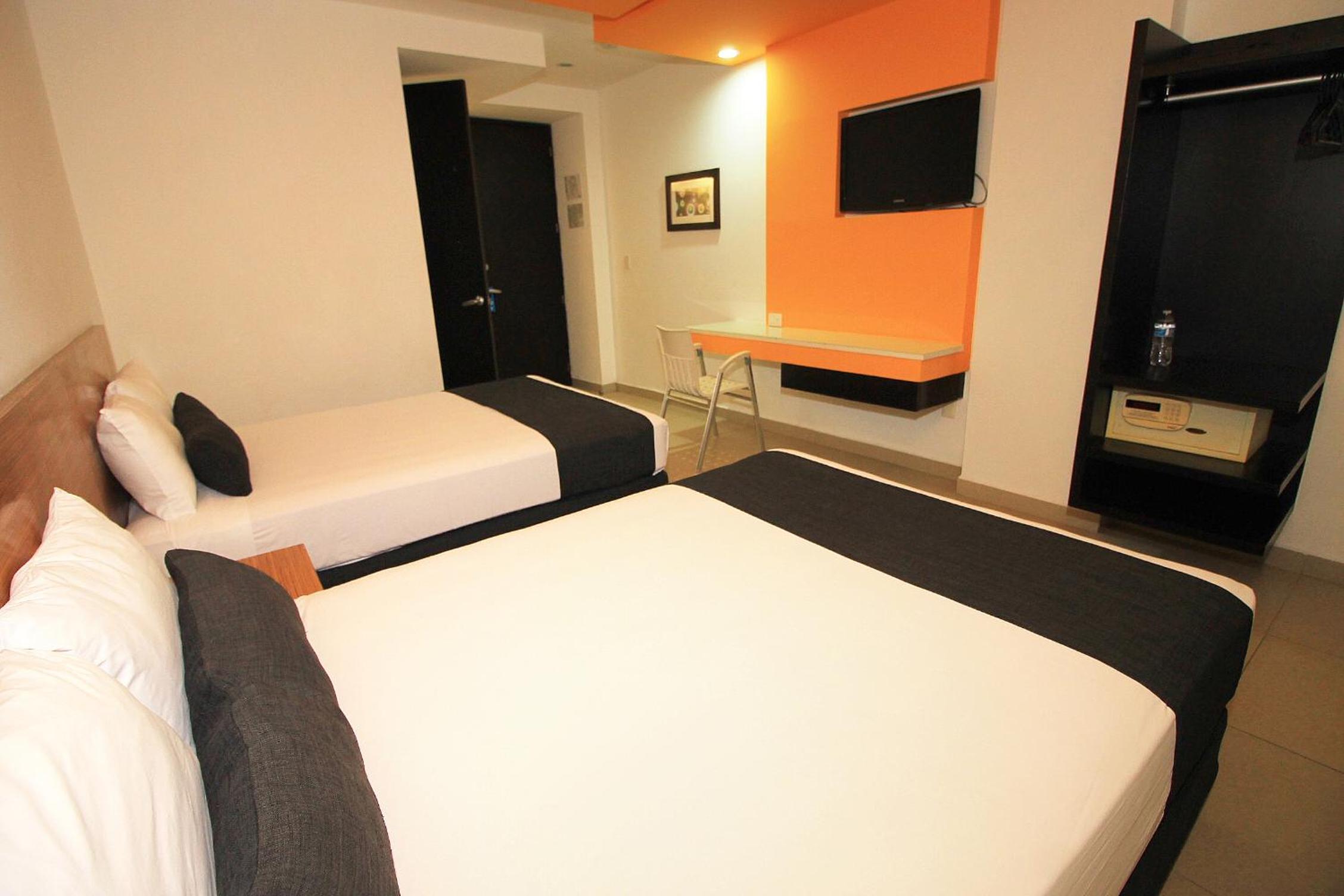 Double Room with Two Double Beds - Photo 13