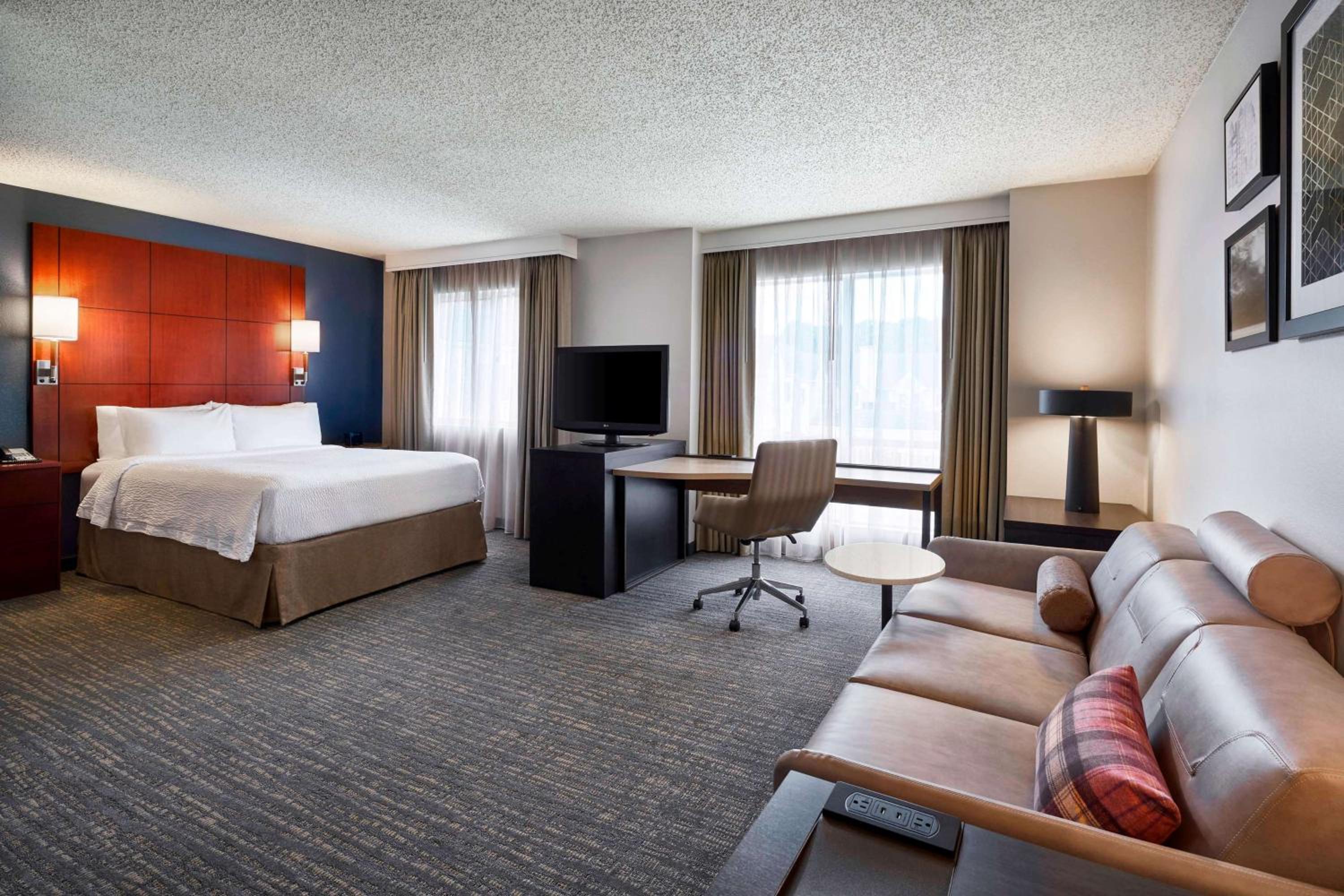 Two Bedroom Suite with Two Queen Beds - Photo 4