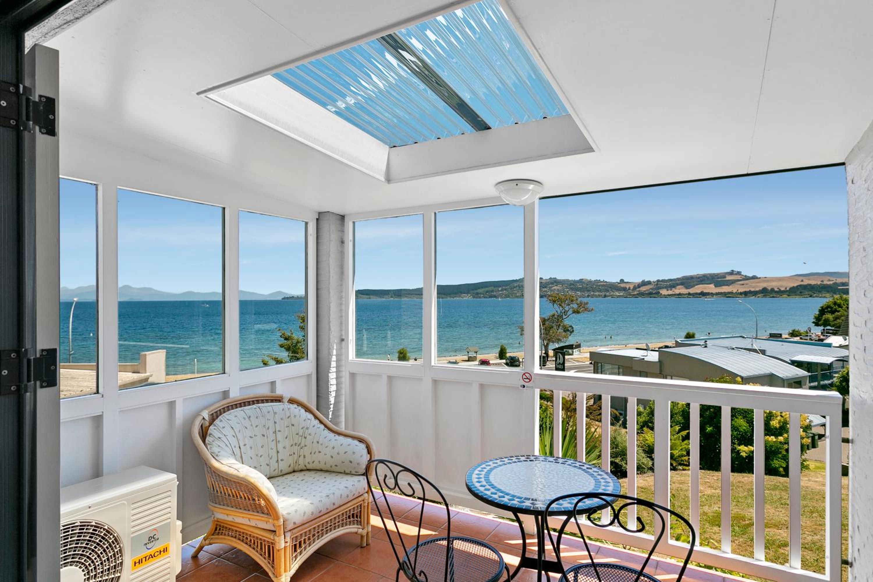 King Studio with Balcony - Photo 3
