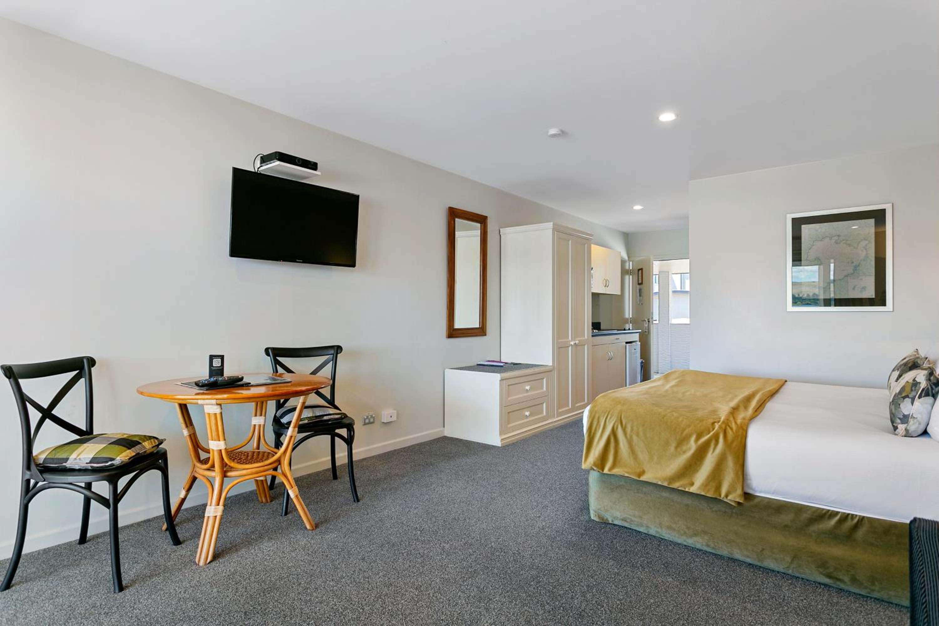 Suite with Lake View - Photo 3