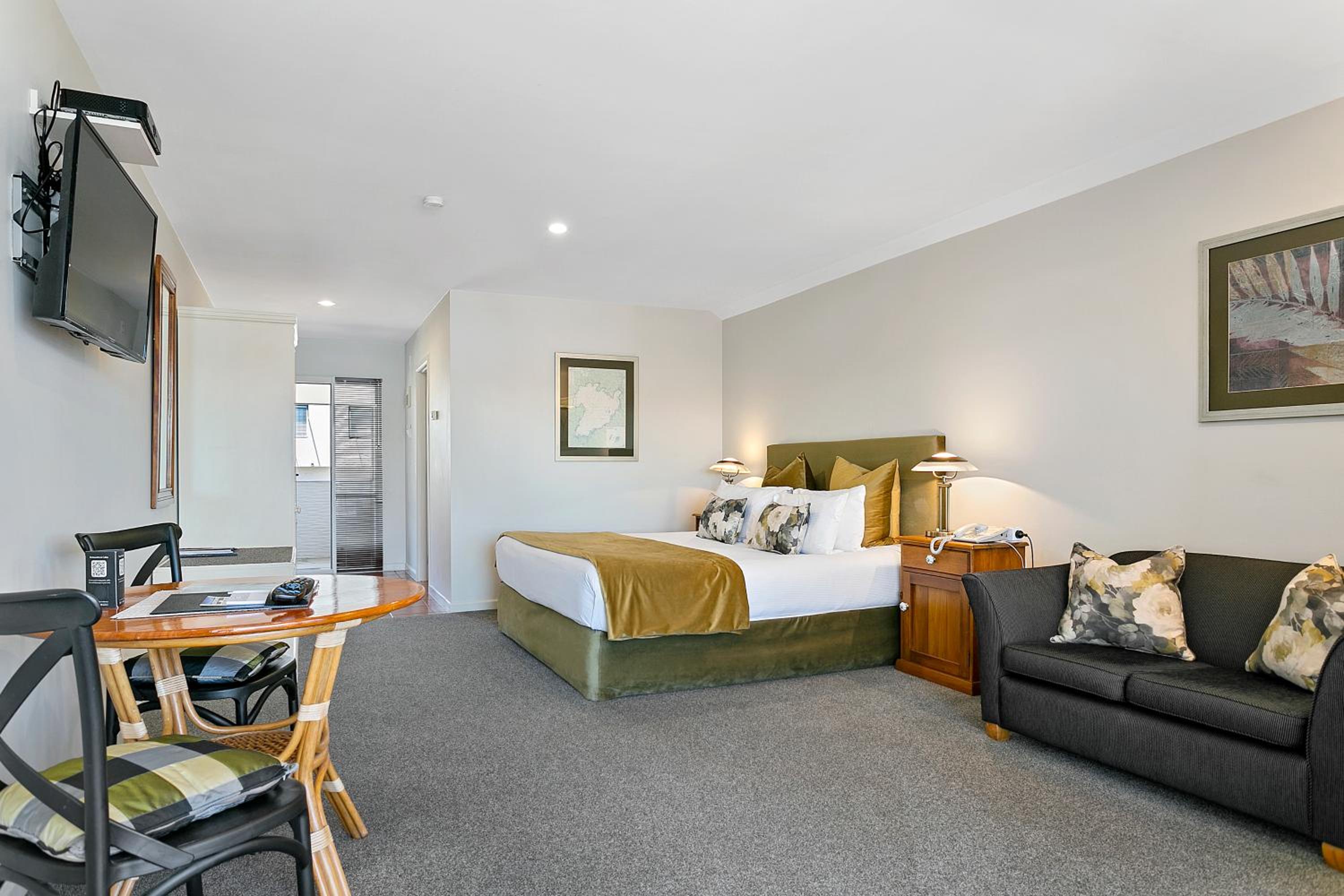 Suite with Lake View - Photo 4