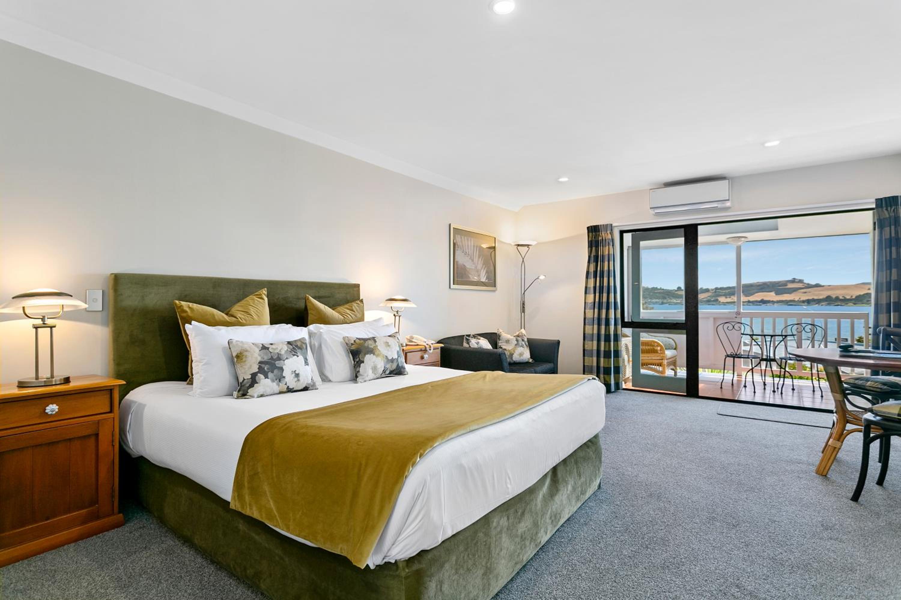Suite with Lake View - Photo 1
