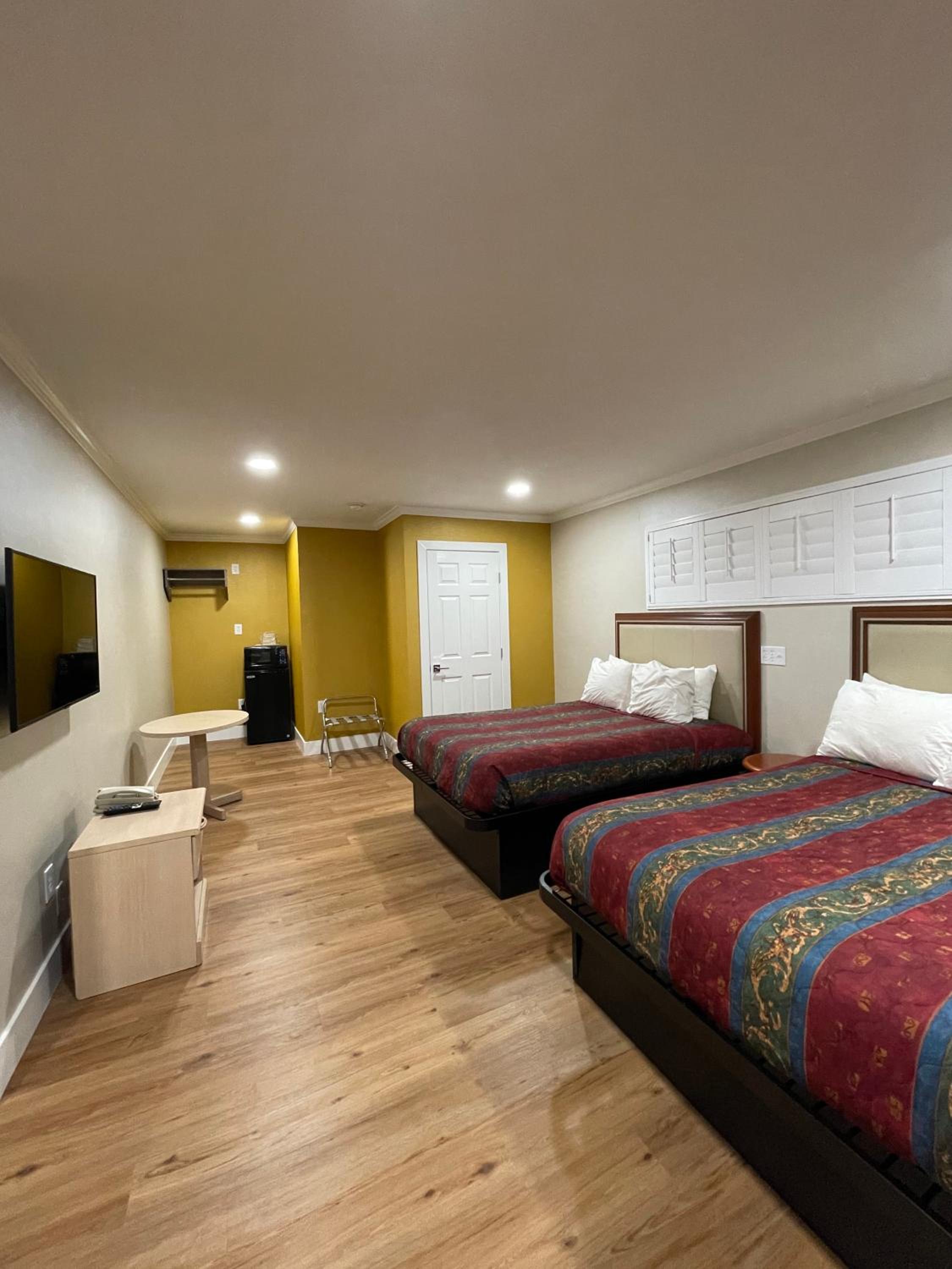 Double Room with Two Double Beds - Photo 8
