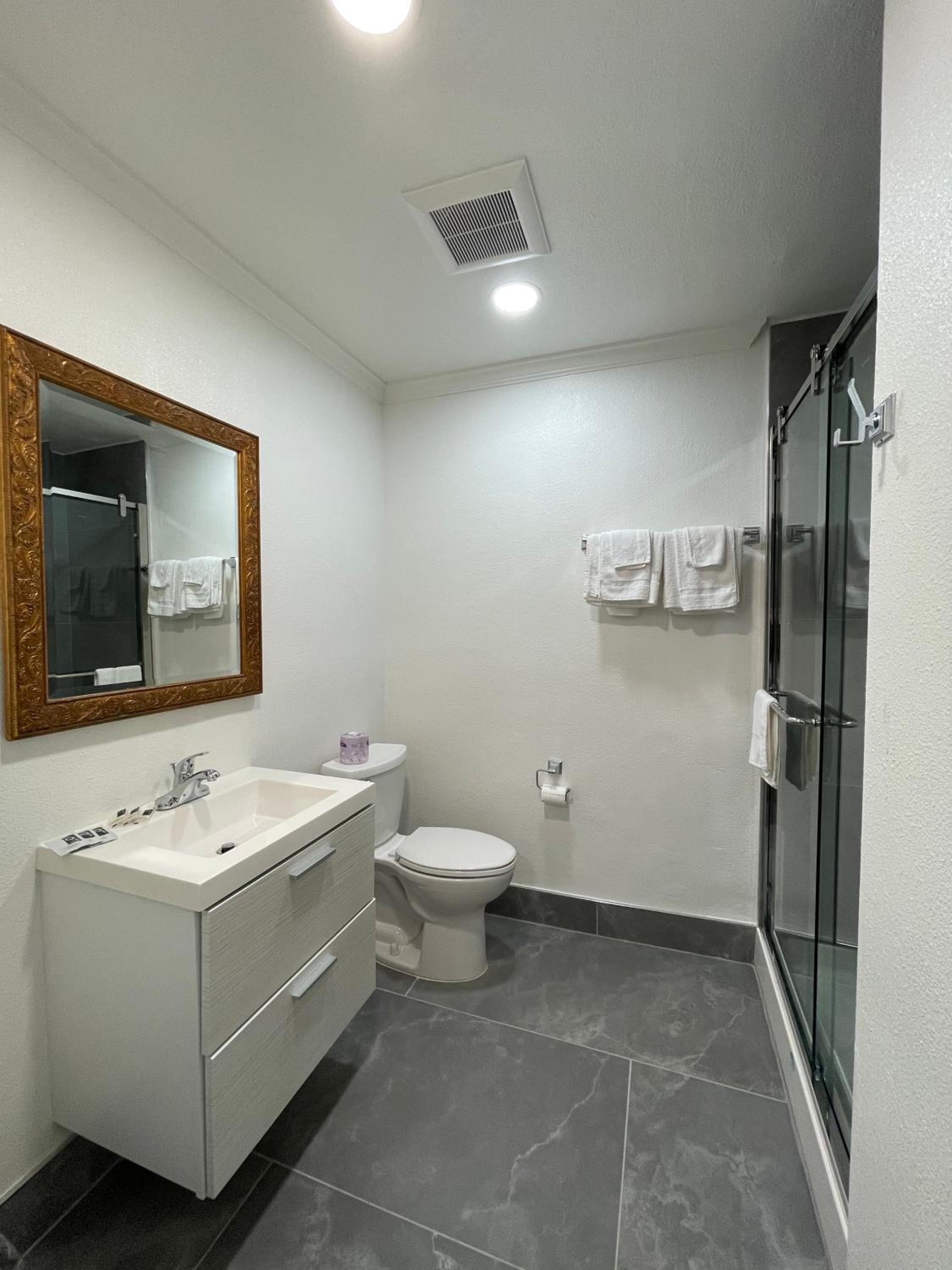 Double Room with Two Double Beds - Photo 2