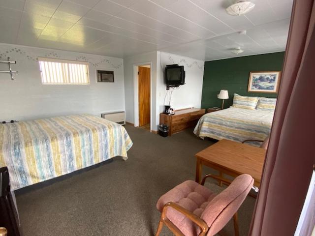 Queen Room with Two Queen Beds photo 3