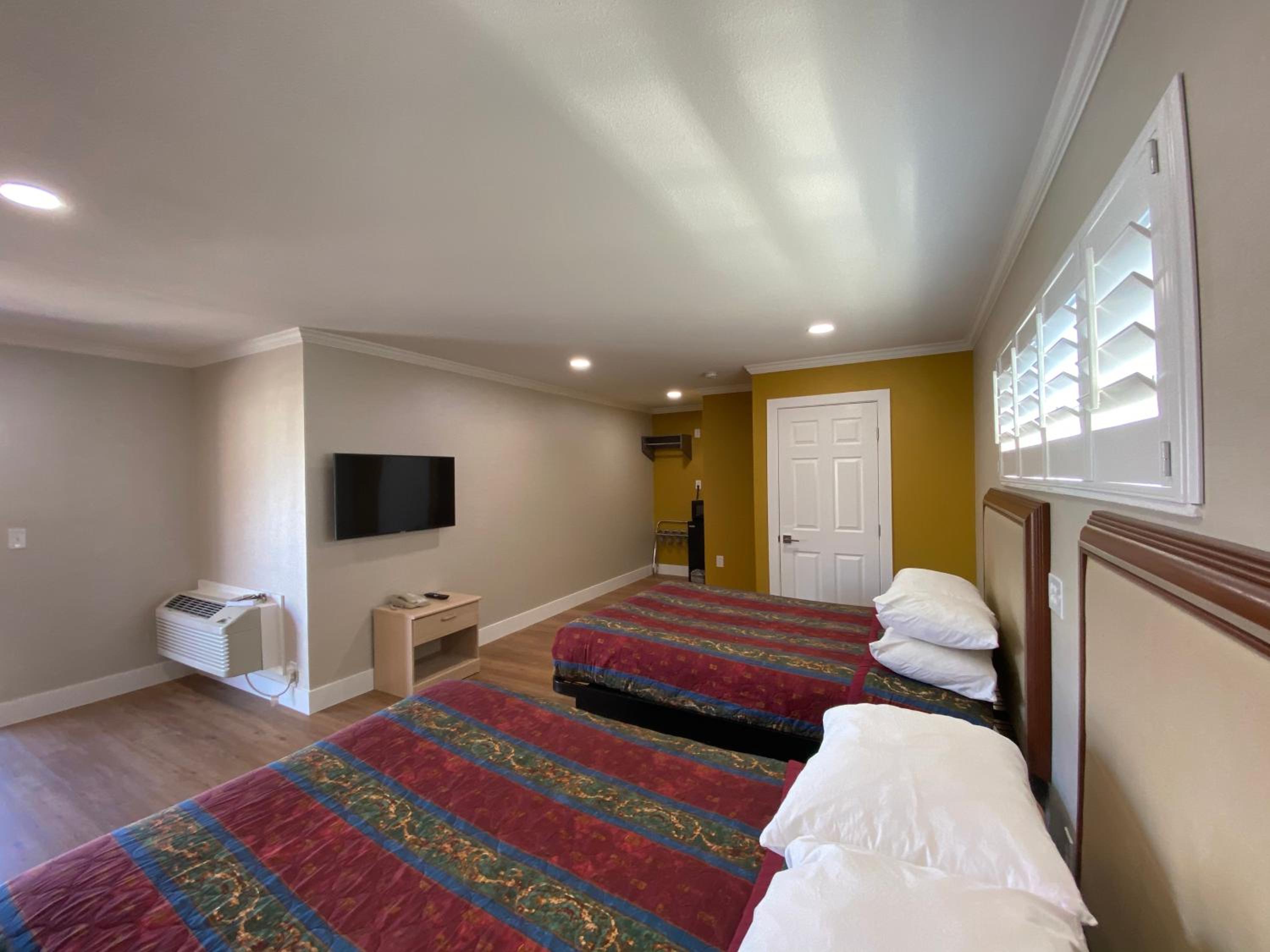 Double Room with Two Double Beds - Photo 6
