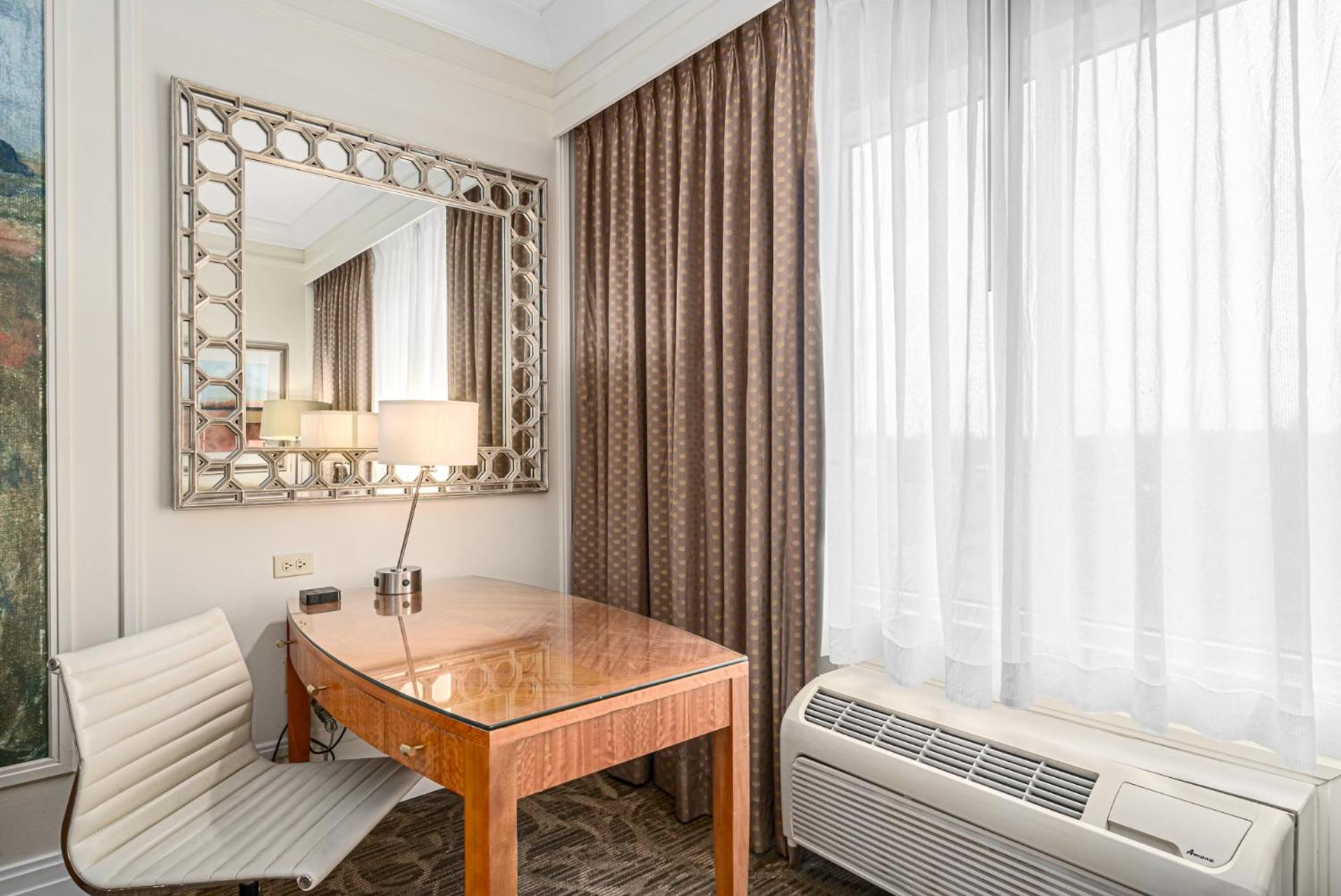 1 King Bed Gulfside (Accessible) photo 3
