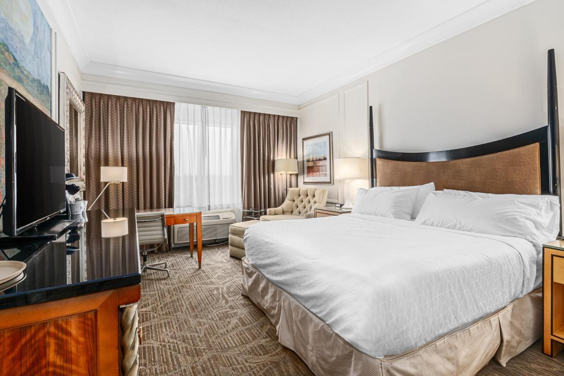 1 King Bed Gulfside (Accessible) photo 1