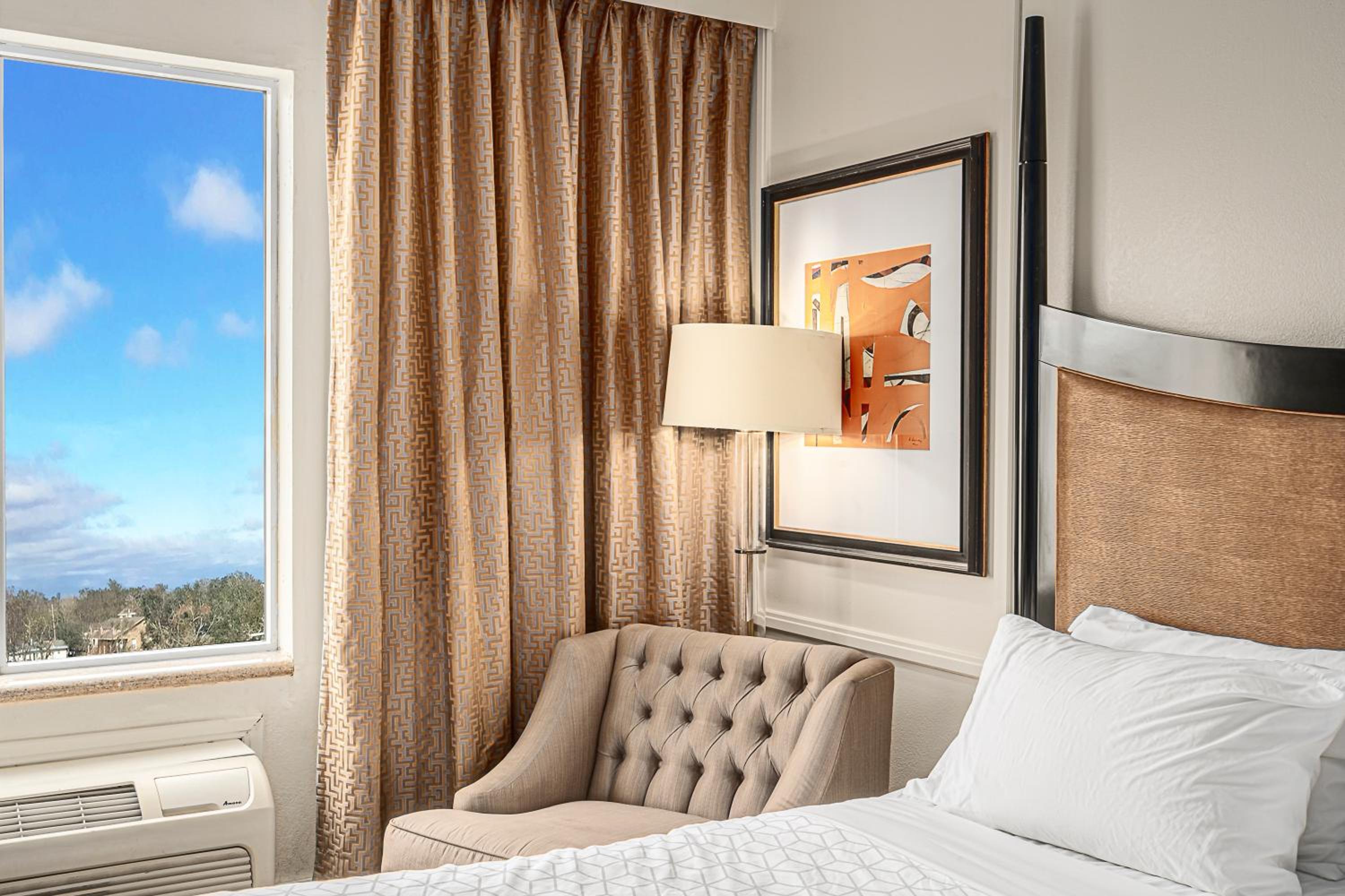 2 Queen Beds Northside photo 2