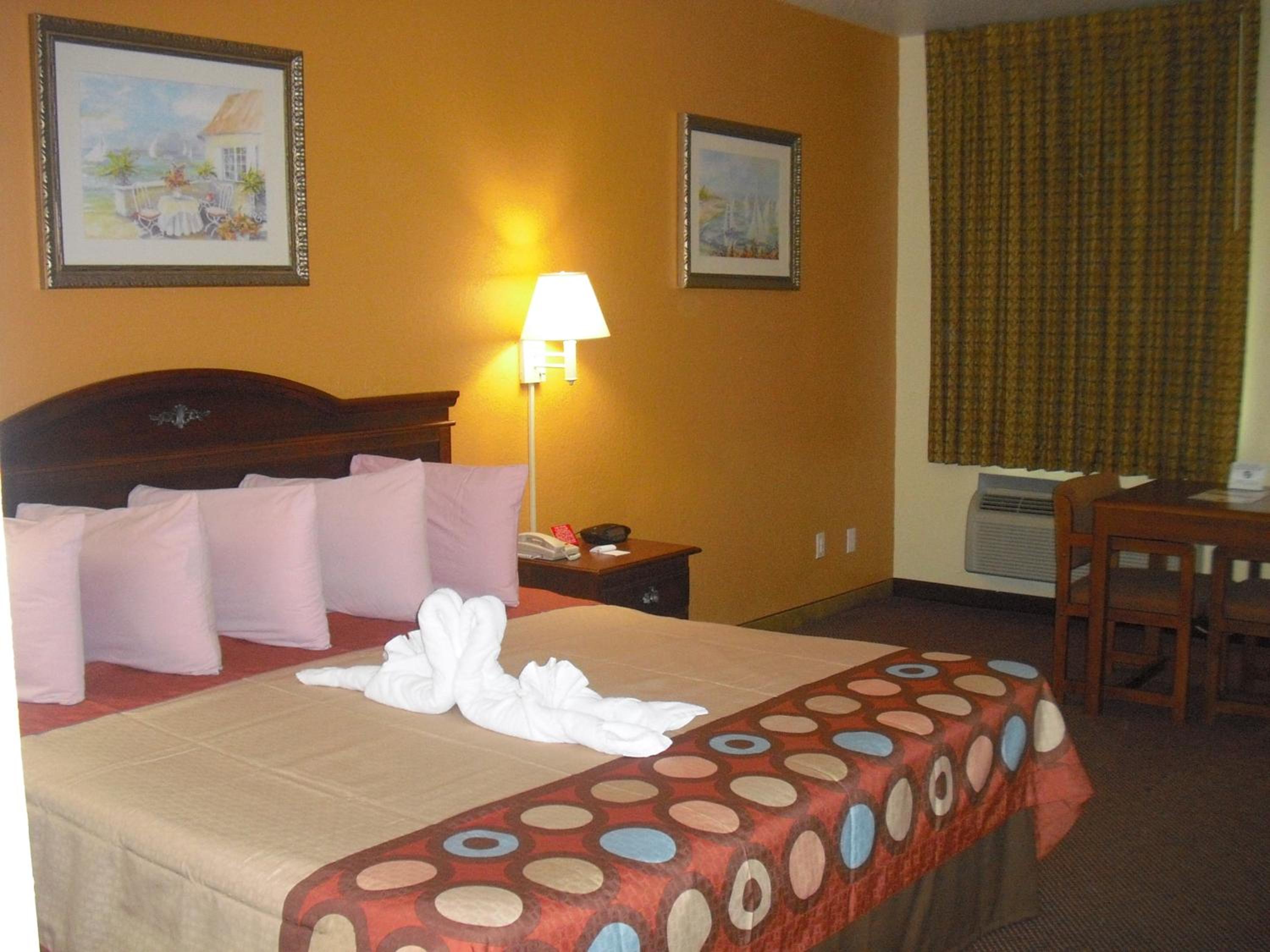 King Room - Non-Smoking - Photo 2