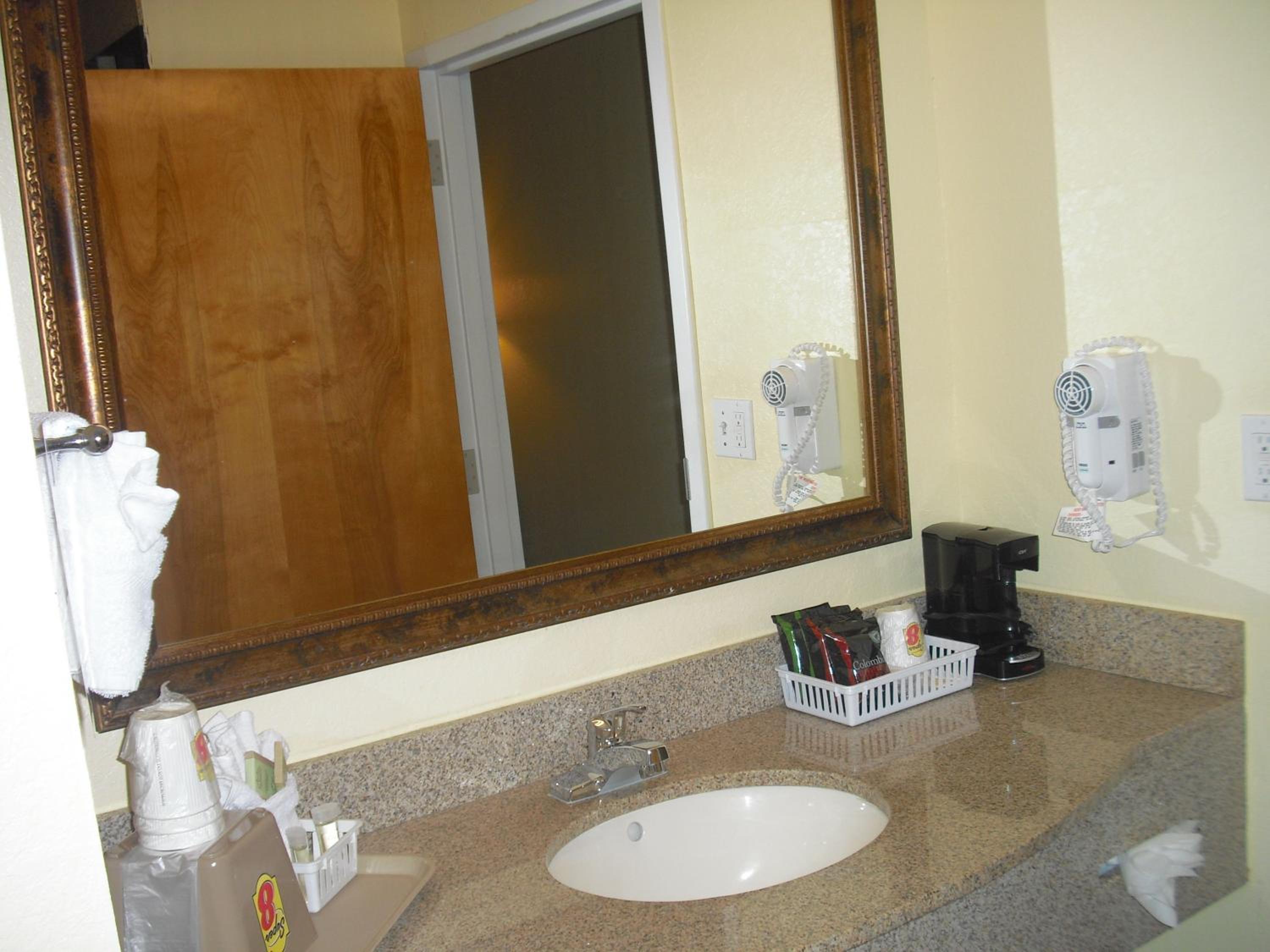 Deluxe King Studio Suite with Jetted Tub - Non-Smoking
 - Photo 4