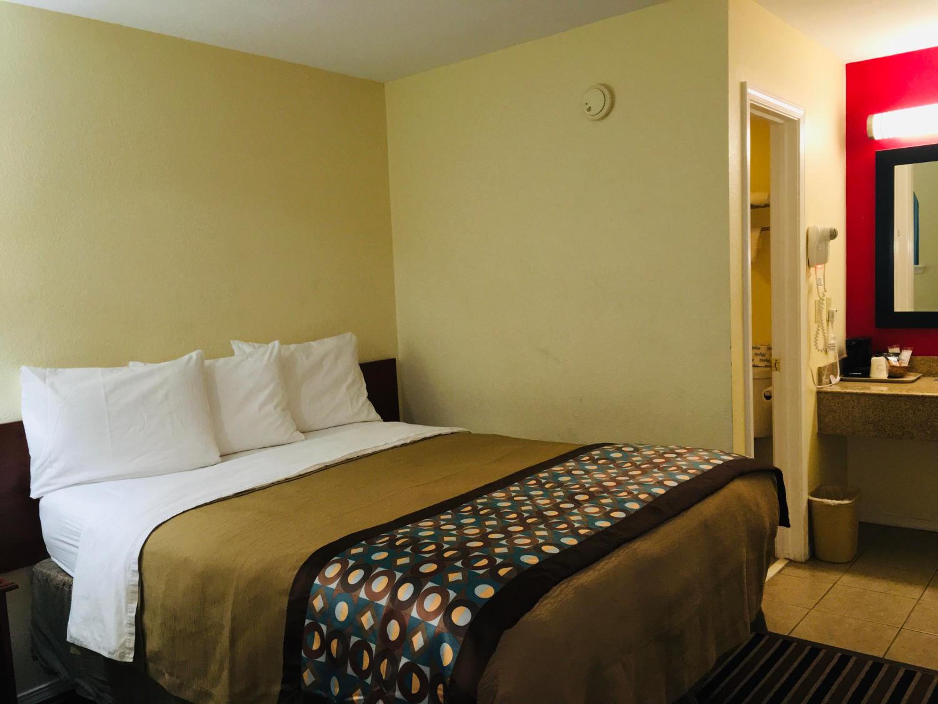 Queen Room - Non-Smoking photo 3