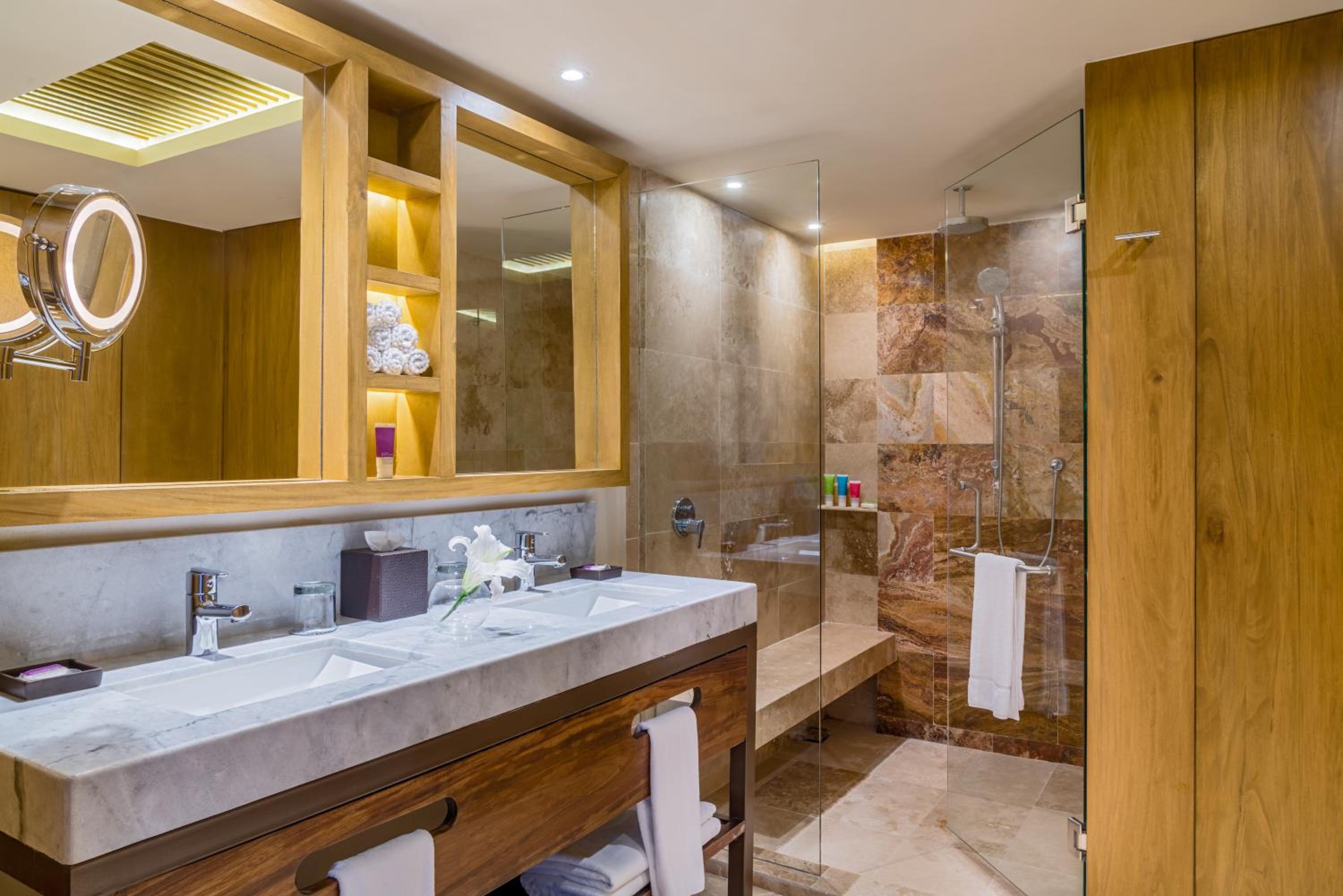 Club King Room with Hot Tub - Oceanfront - Photo 4