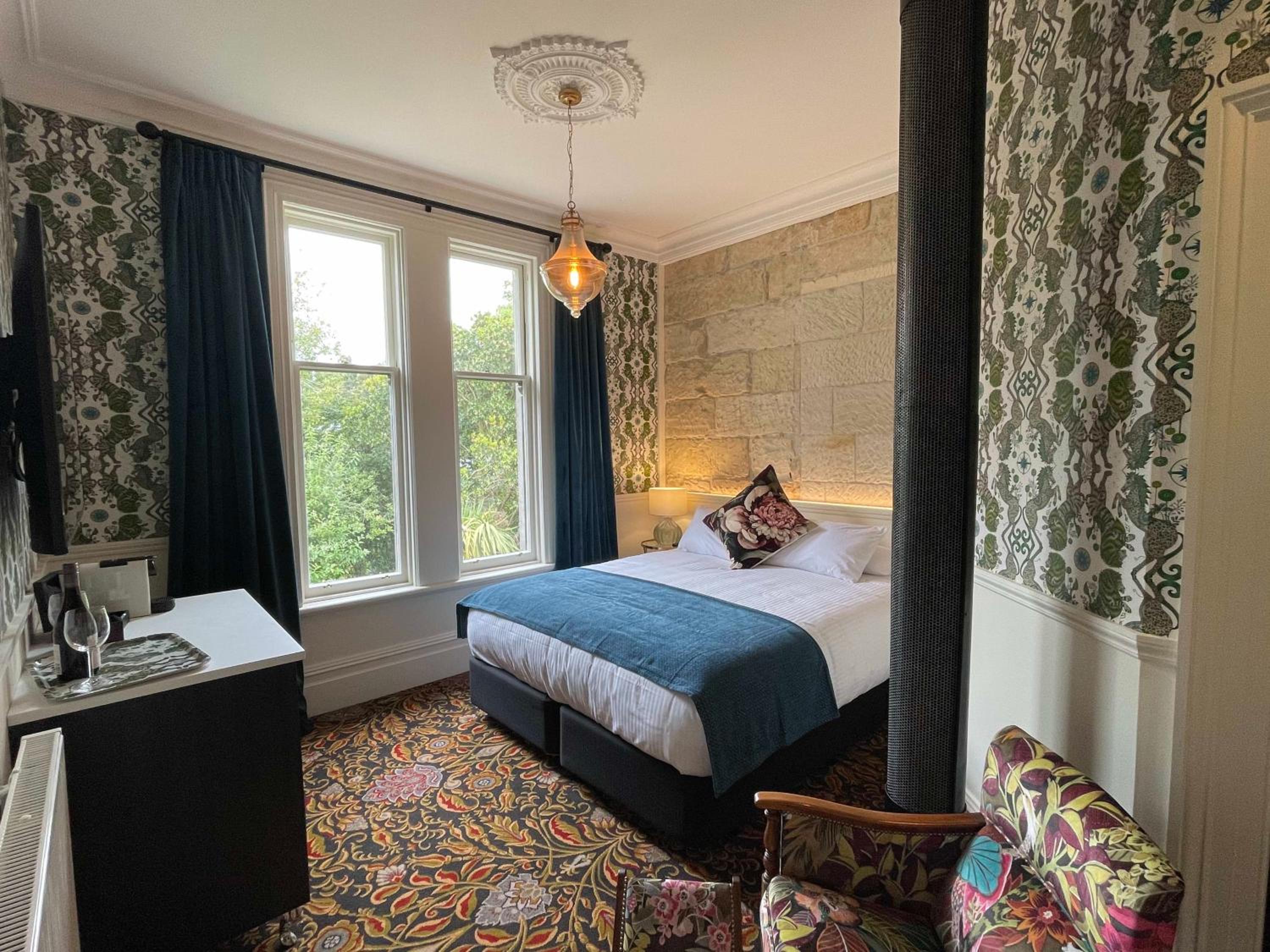 Deluxe King Room - Photo 12
