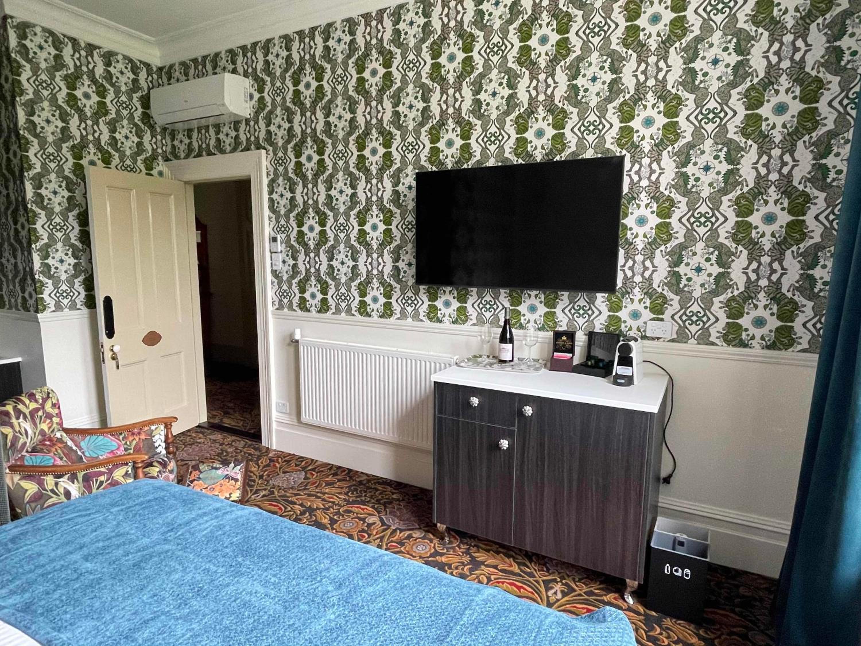 Deluxe King Room - Photo 14