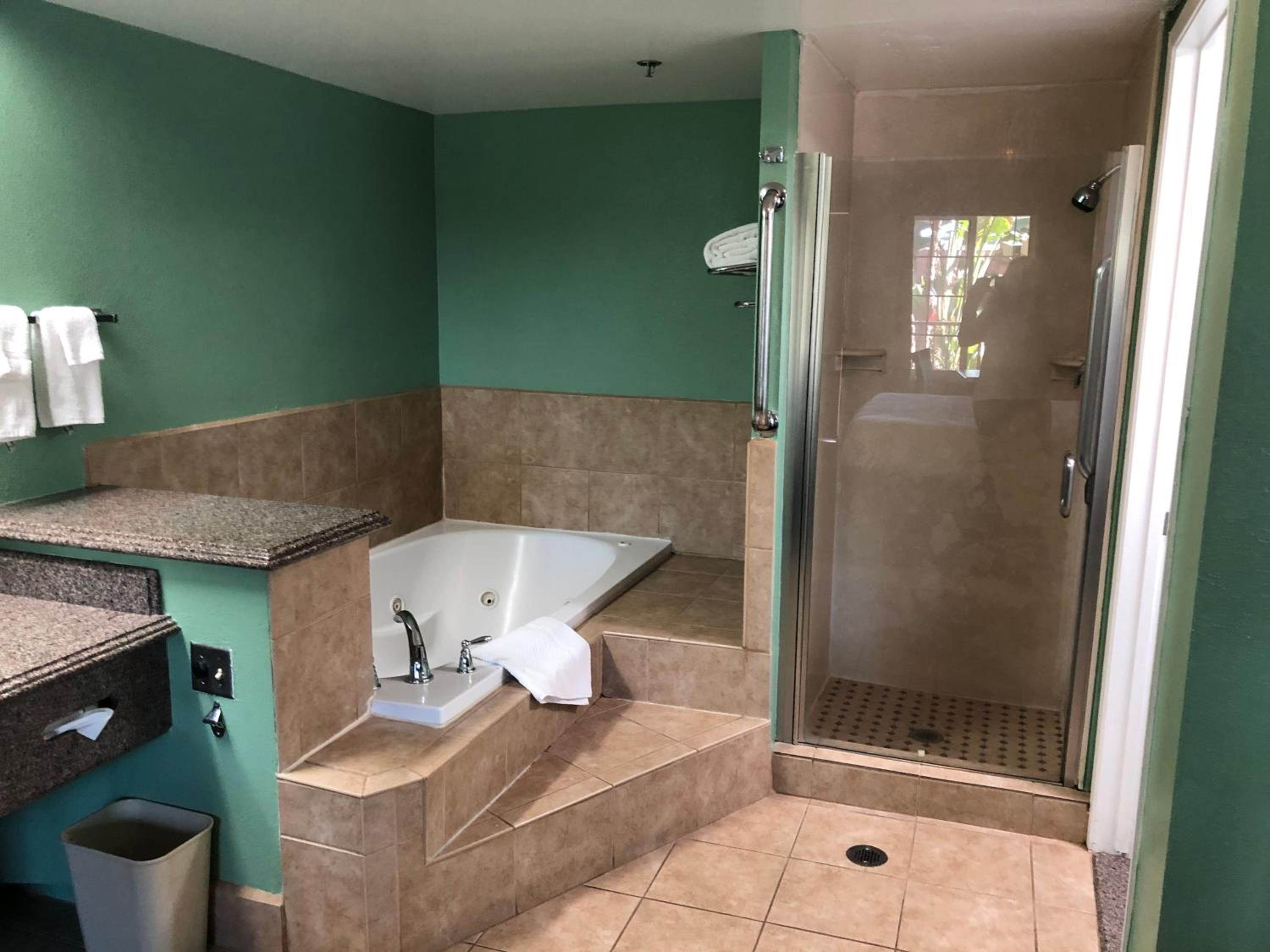 Deluxe Room, 1 King Bed with Hot Tub, Non Smoking - Photo 2