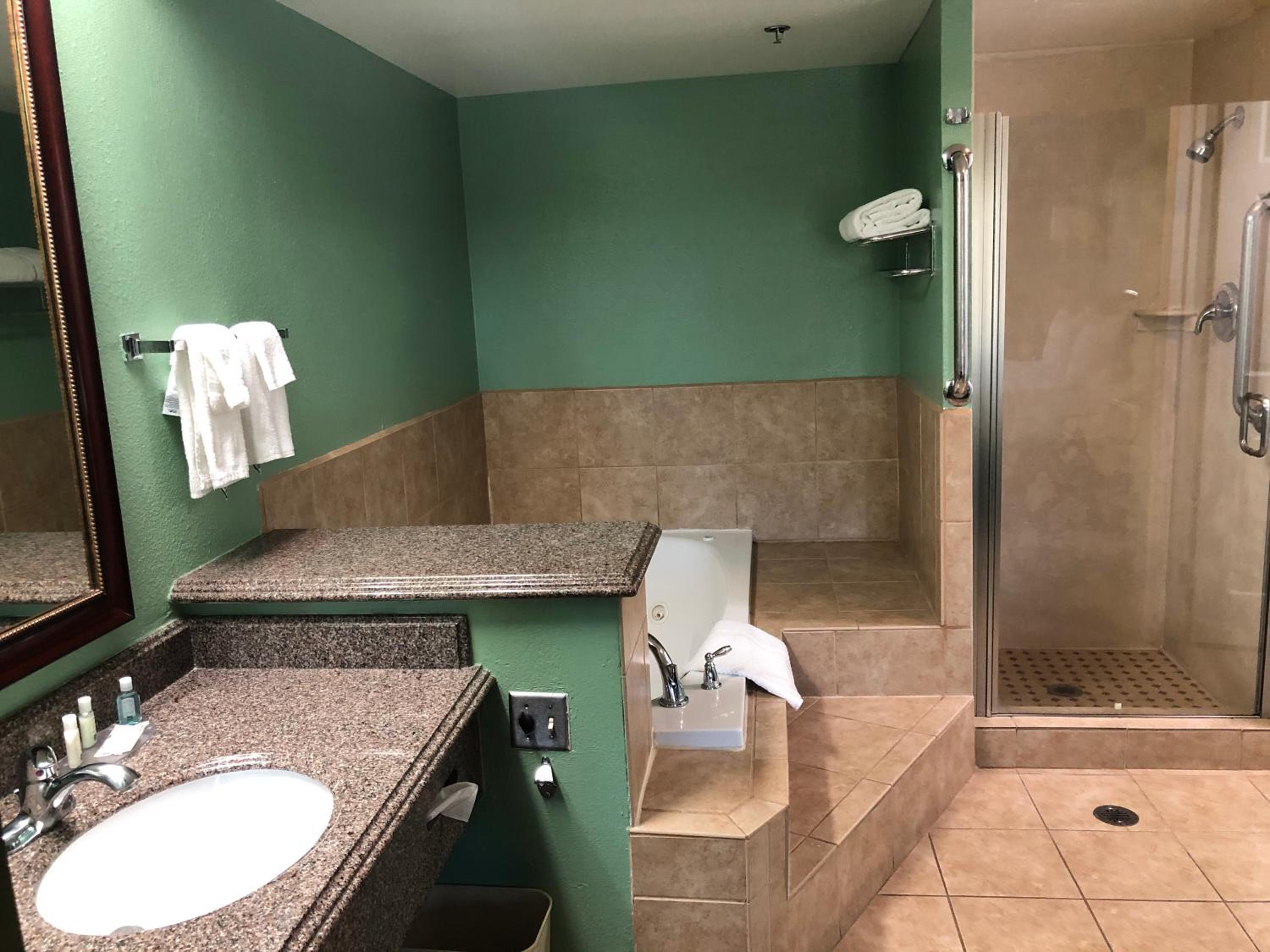 Deluxe Room, 1 King Bed with Hot Tub, Smoking