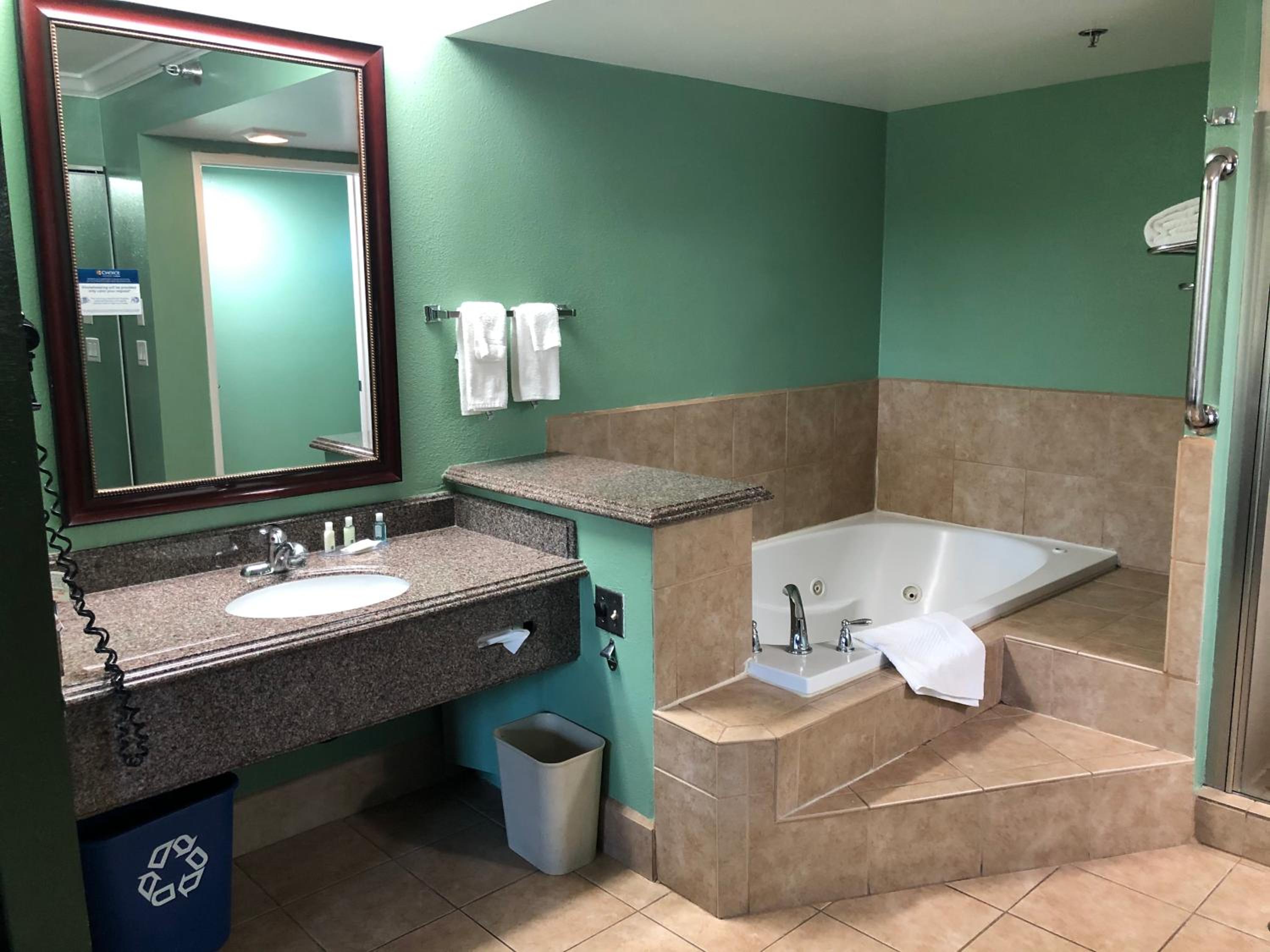 Deluxe Room, 1 King Bed with Hot Tub, Non Smoking - Photo 3