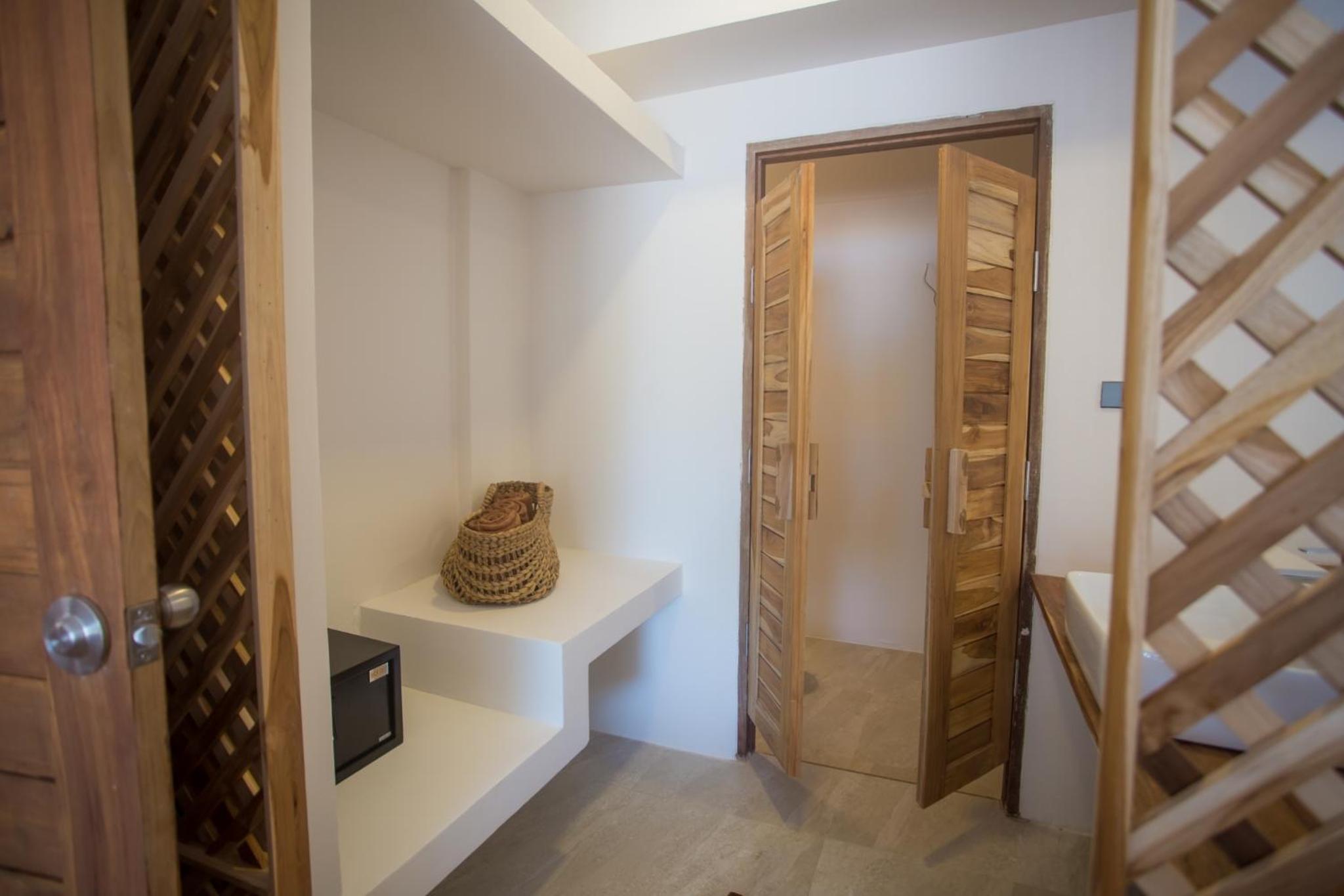 Deluxe Double Room with Balcony and Sea View - Photo 6