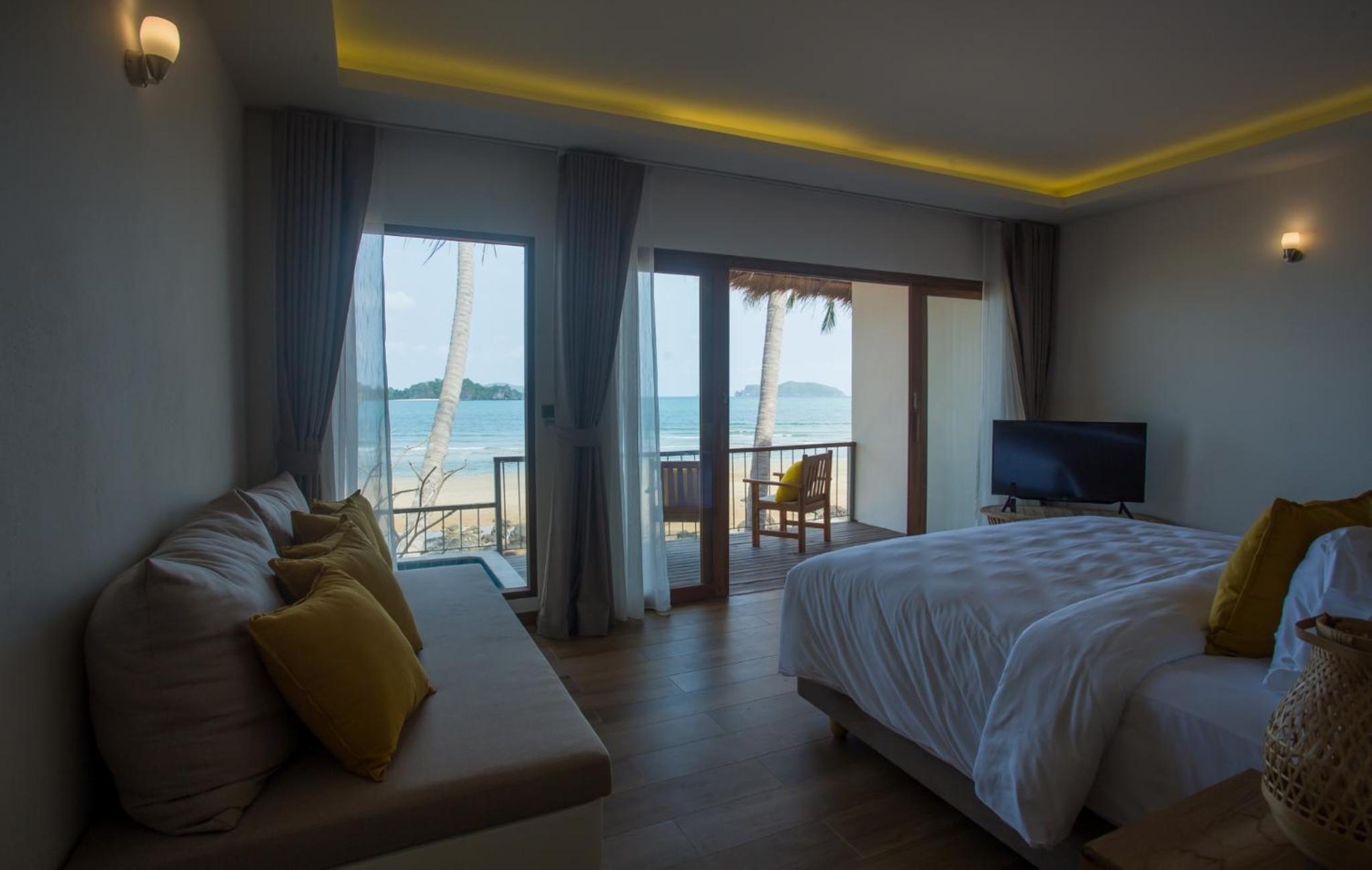 Villa - Beach Front - Photo 1