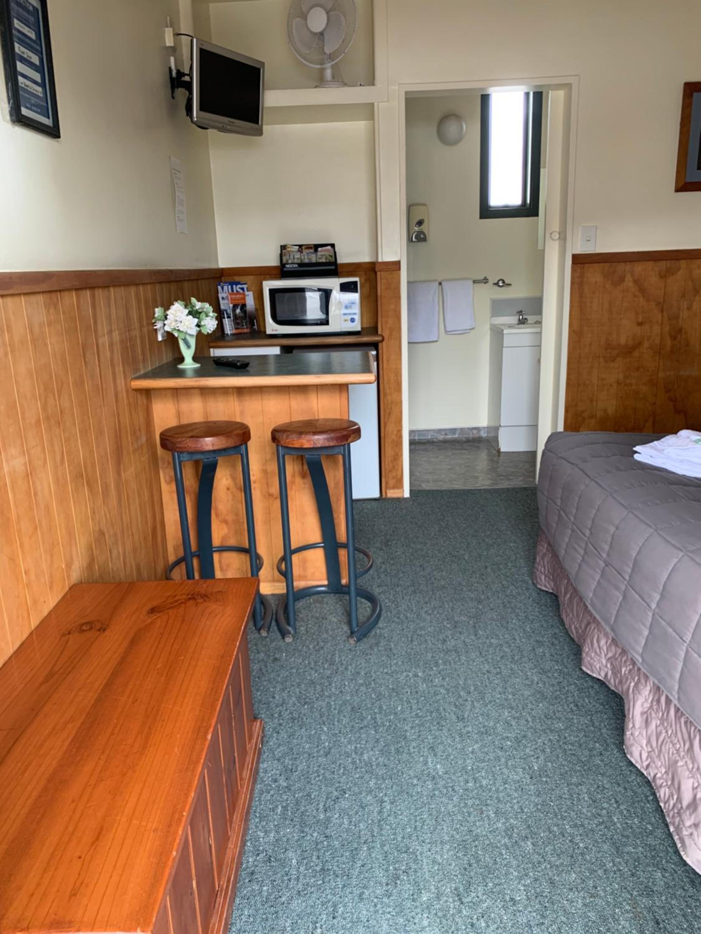 Deluxe Double Room with Shower - Photo 12