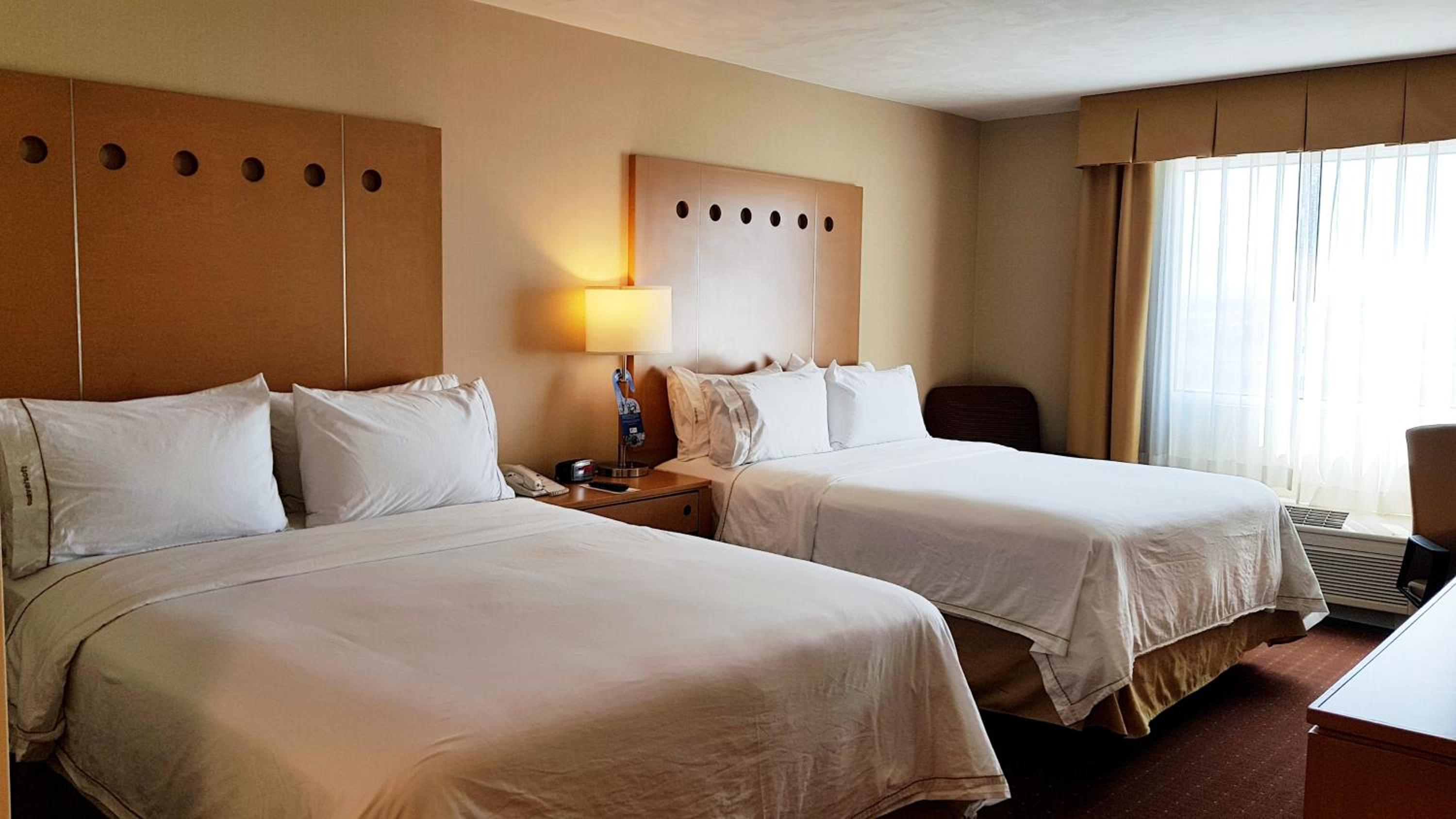 Standard Room with Two Queen Beds - Photo 3