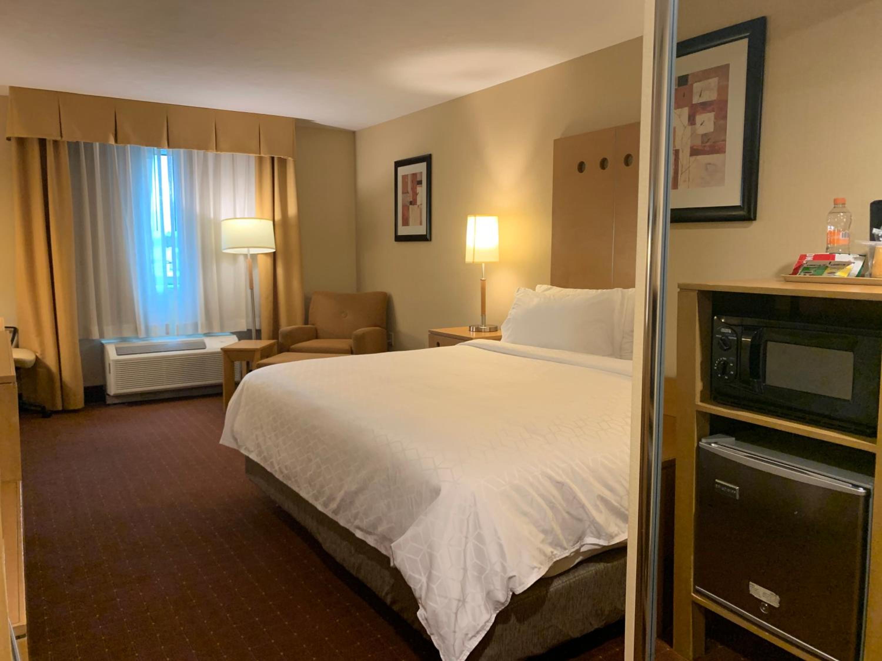 Deluxe King Room - Non-Smoking - Photo 7