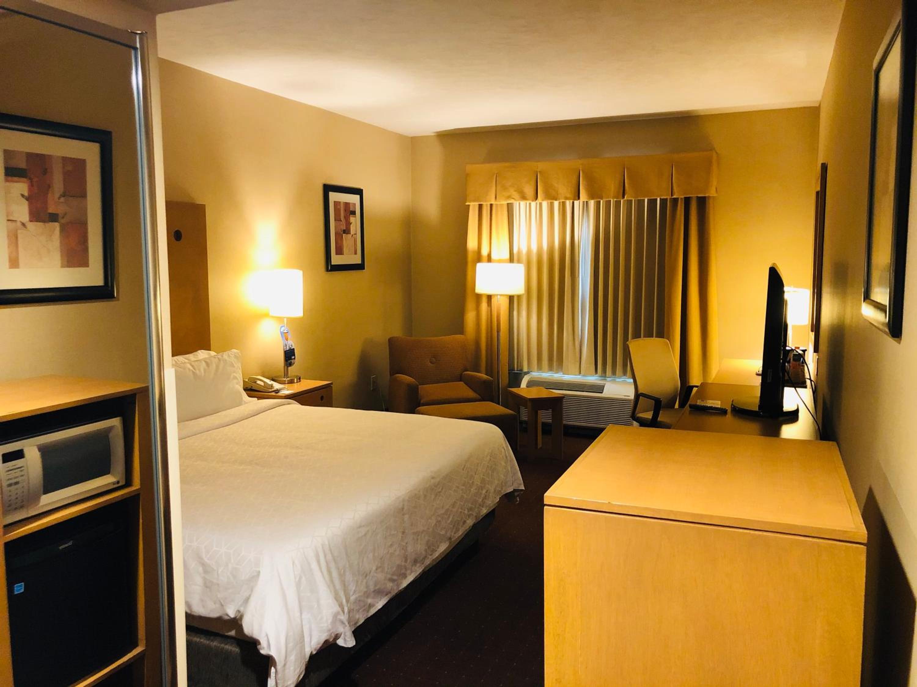 Deluxe King Room - Non-Smoking - Photo 2