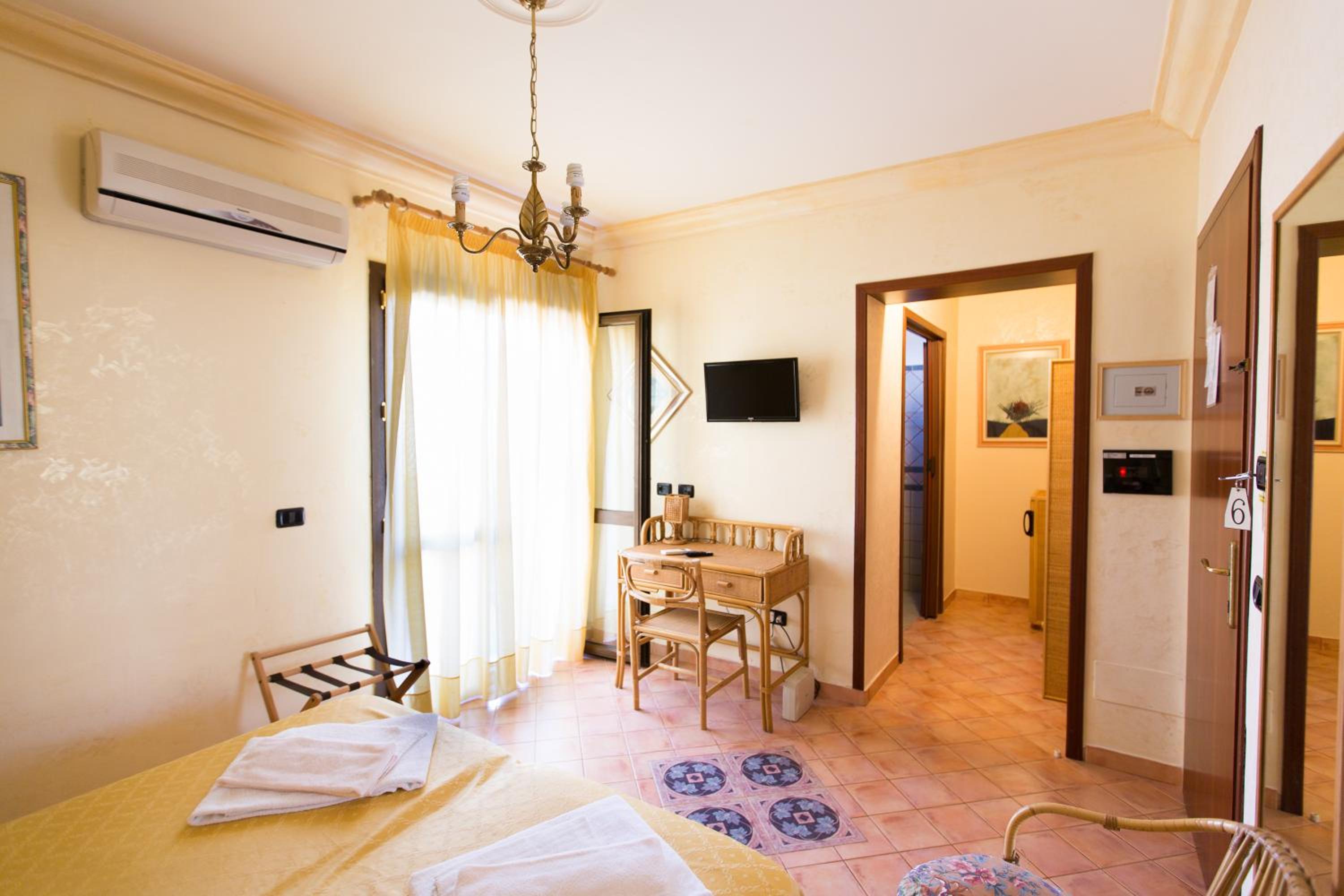 Double or Twin Room with Sea View photo 1