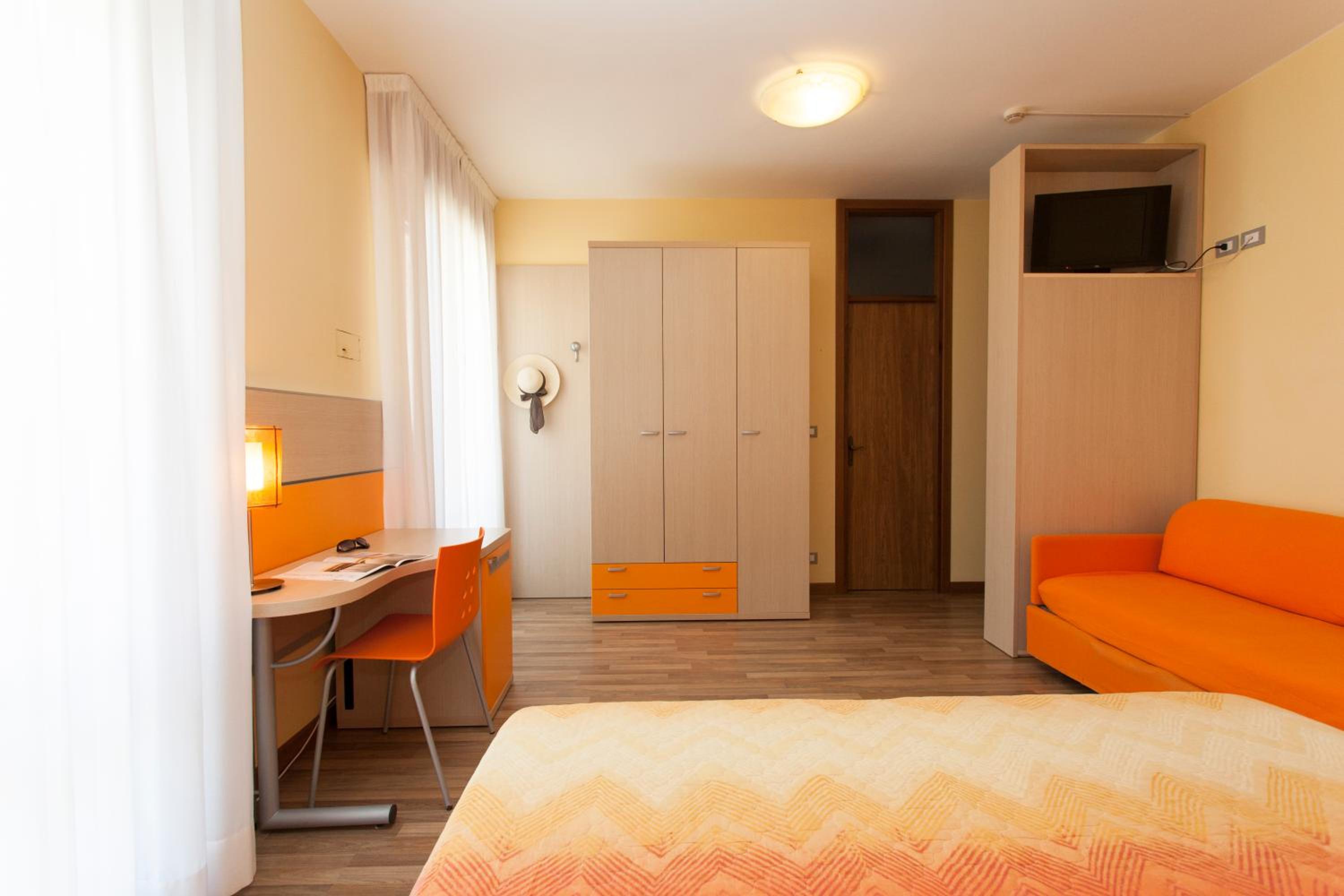 Family Quadruple Room with Side Sea View photo 2