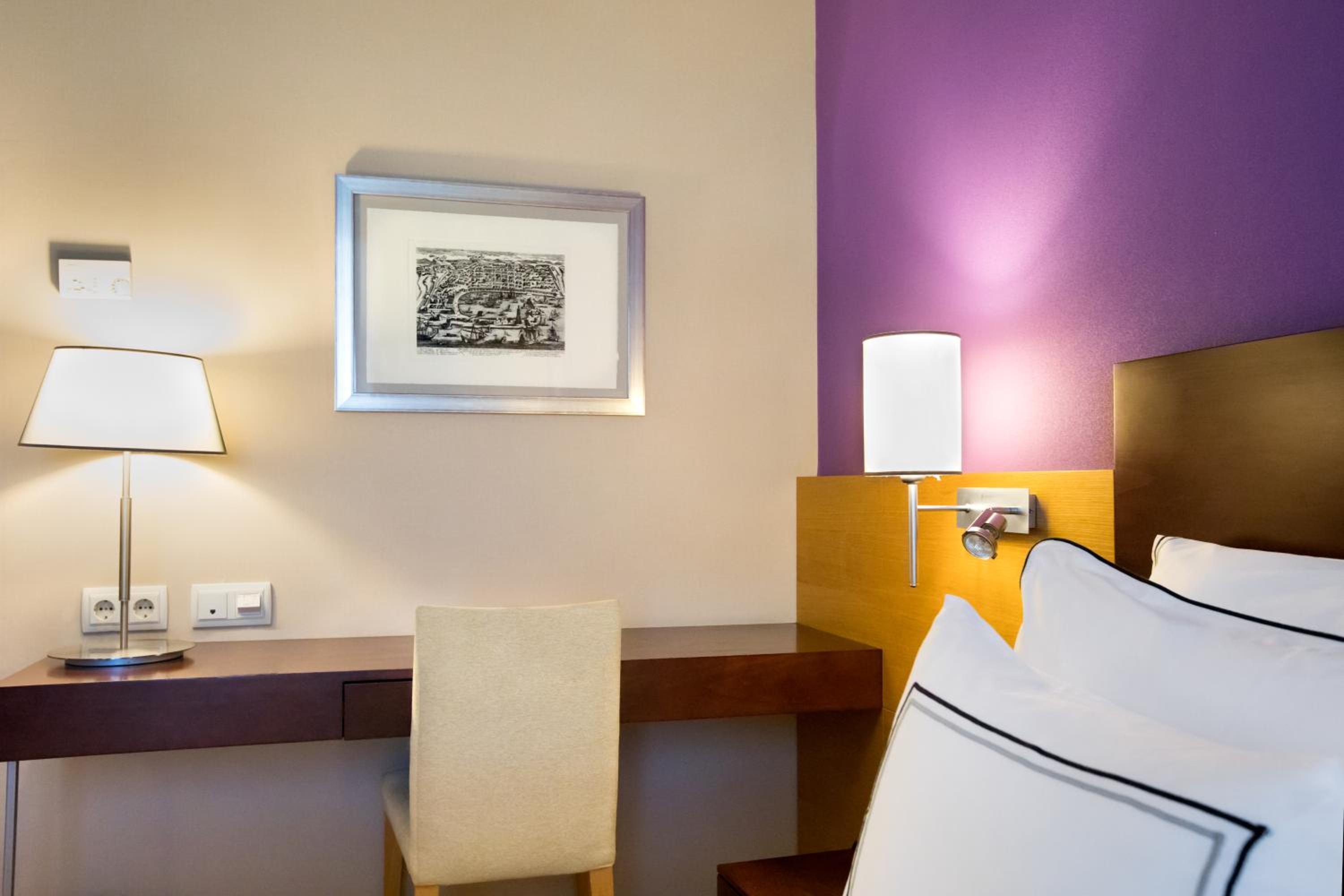 Twin Room - Photo 8