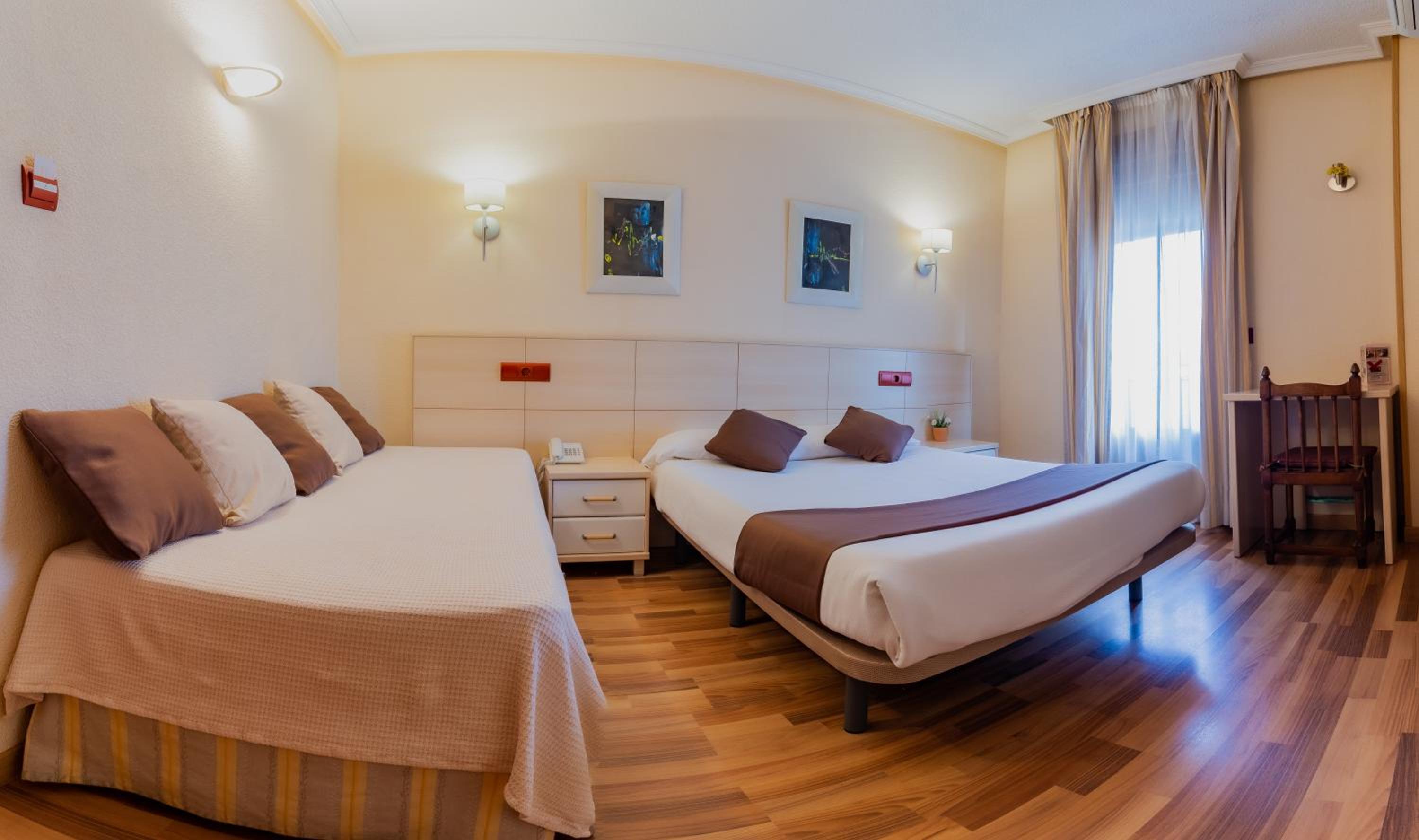 Habitación Doble con Cama Suplementaria y Terraza