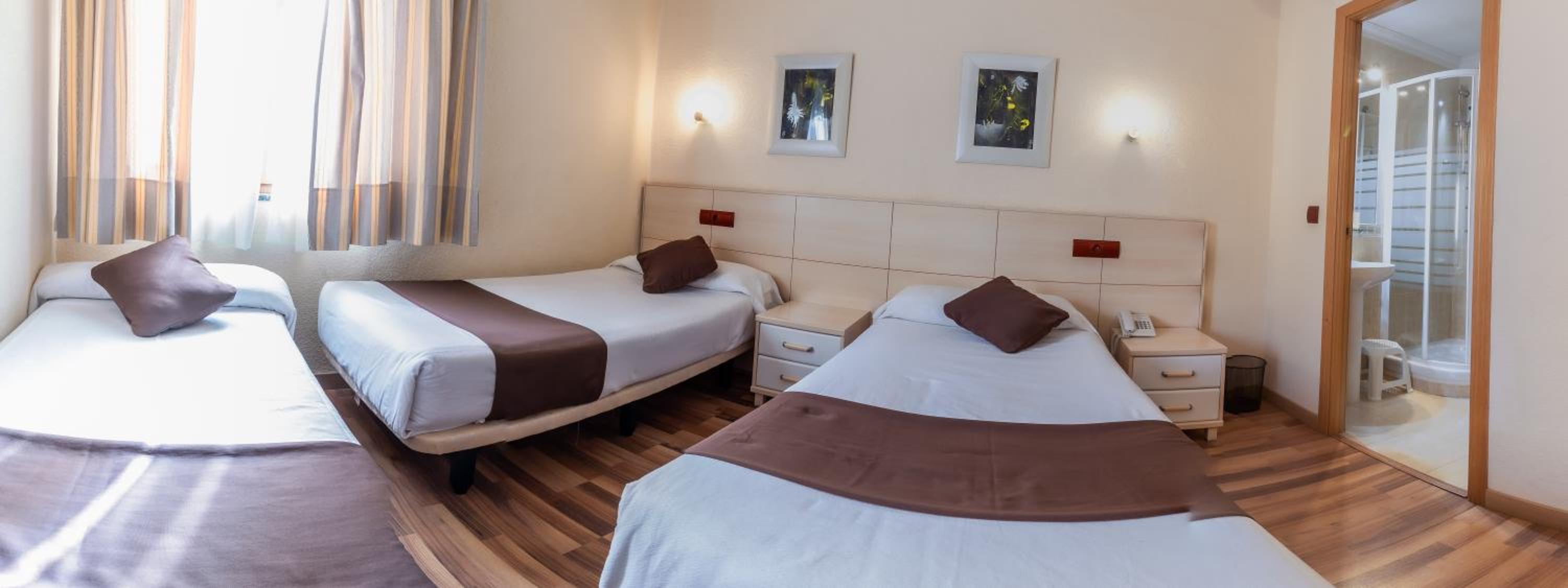 Twin Room with Extra Bed photo 3