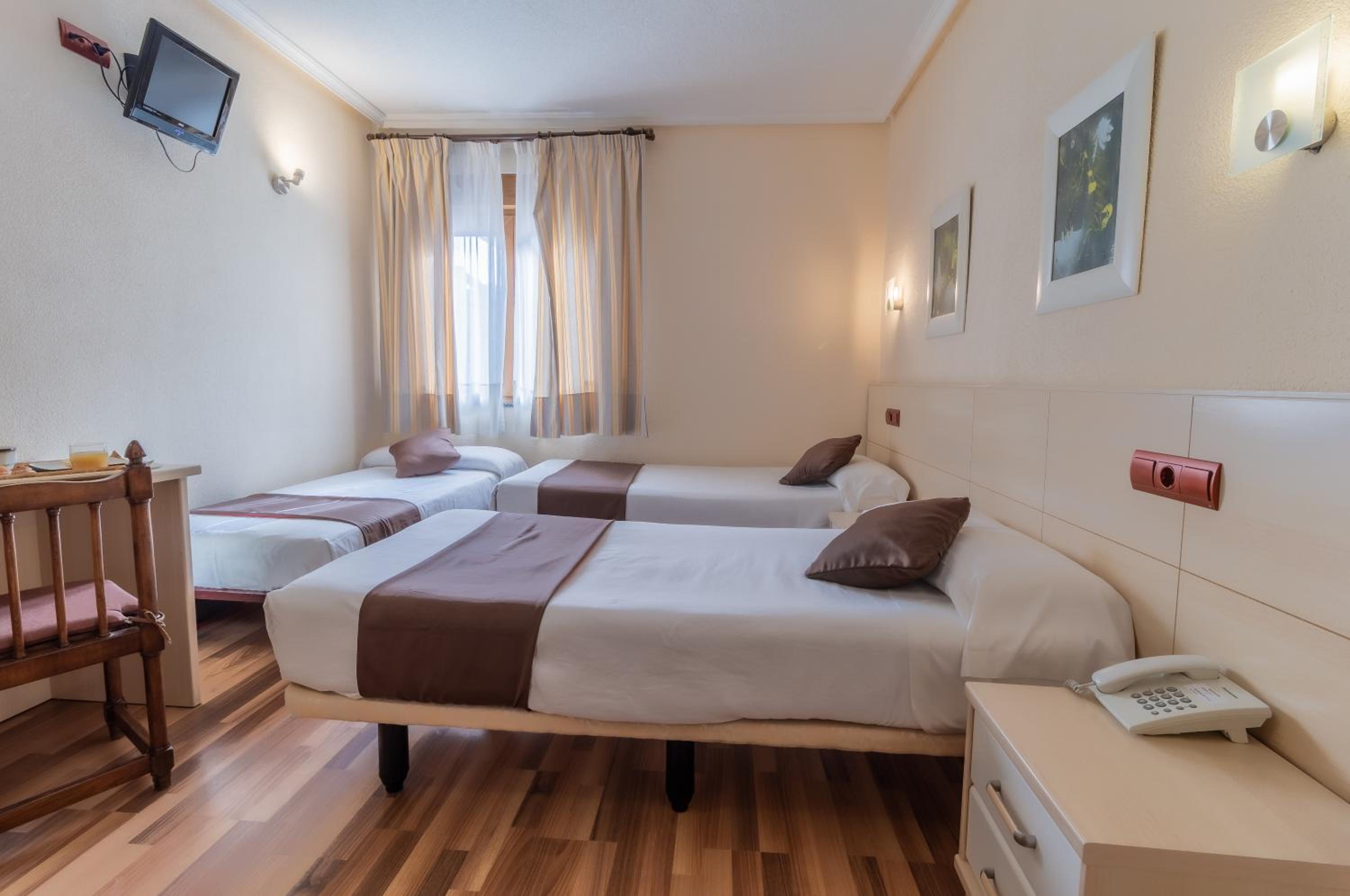 Twin Room with Extra Bed photo 2