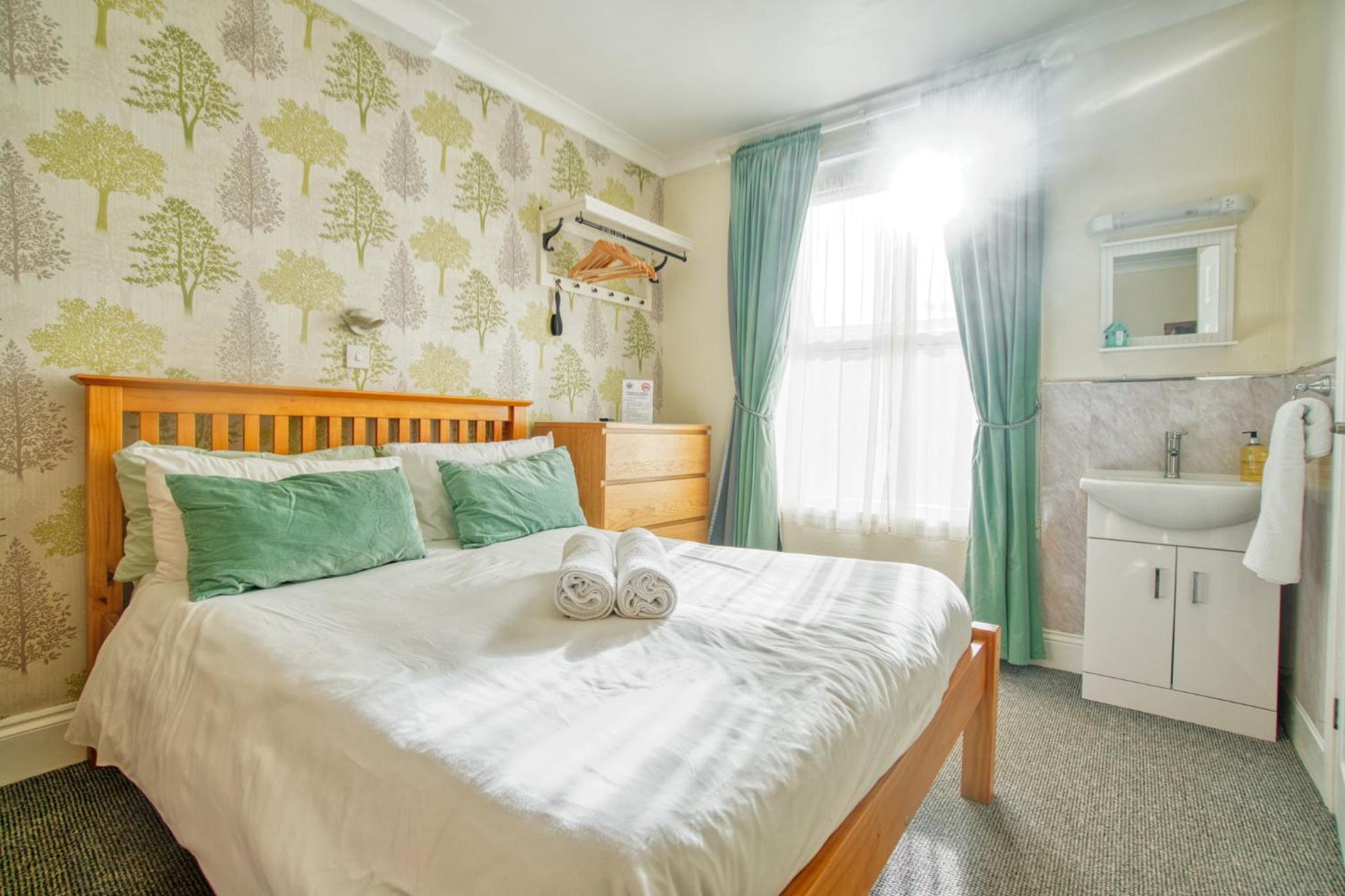 First Floor Family En-Suite photo 3