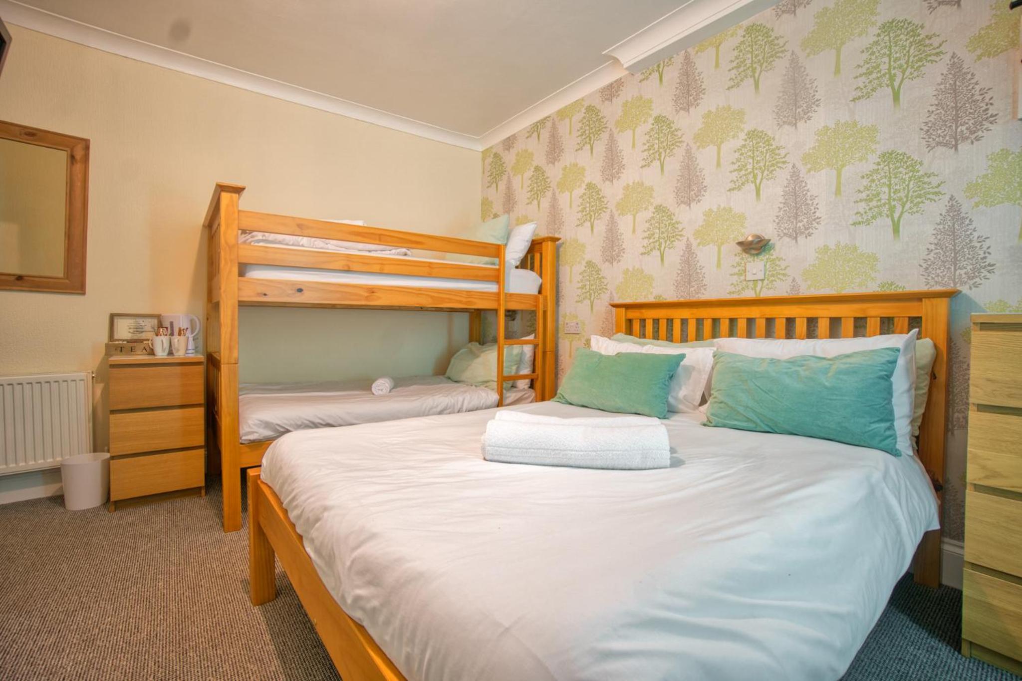 First Floor Family En-Suite photo 2