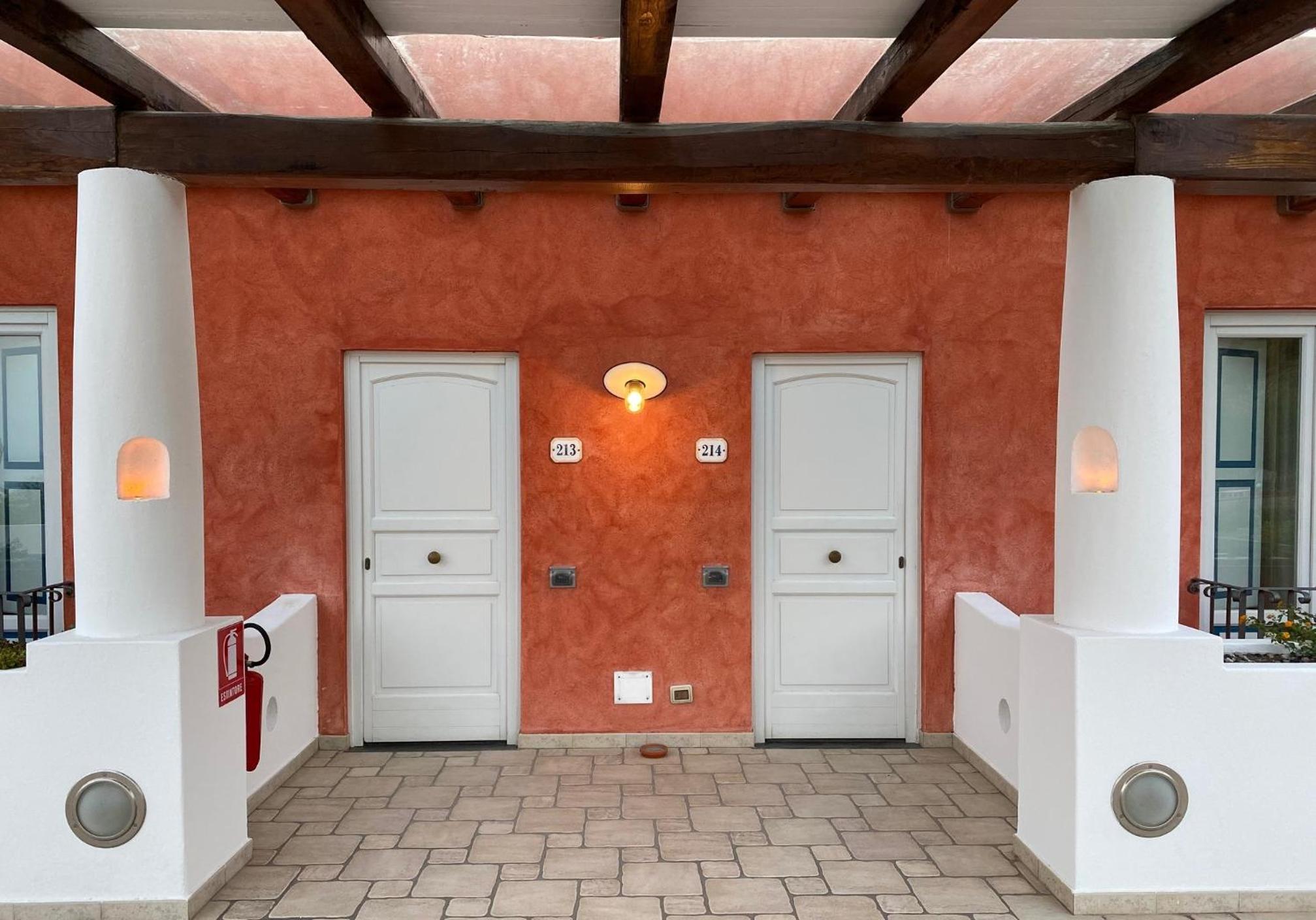 Deluxe Double Room with Side Sea View - Photo 3
