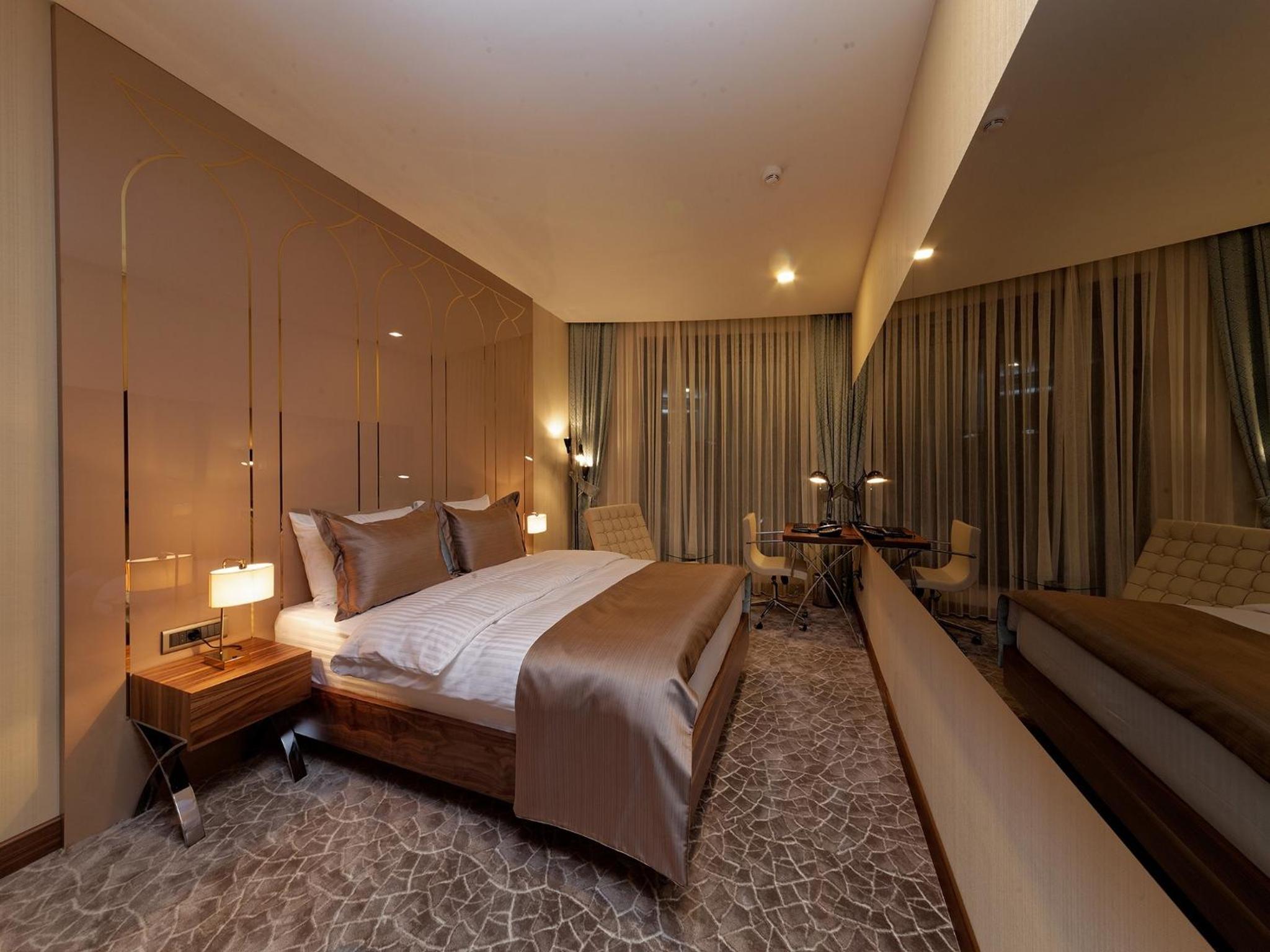 Deluxe King Room photo 1