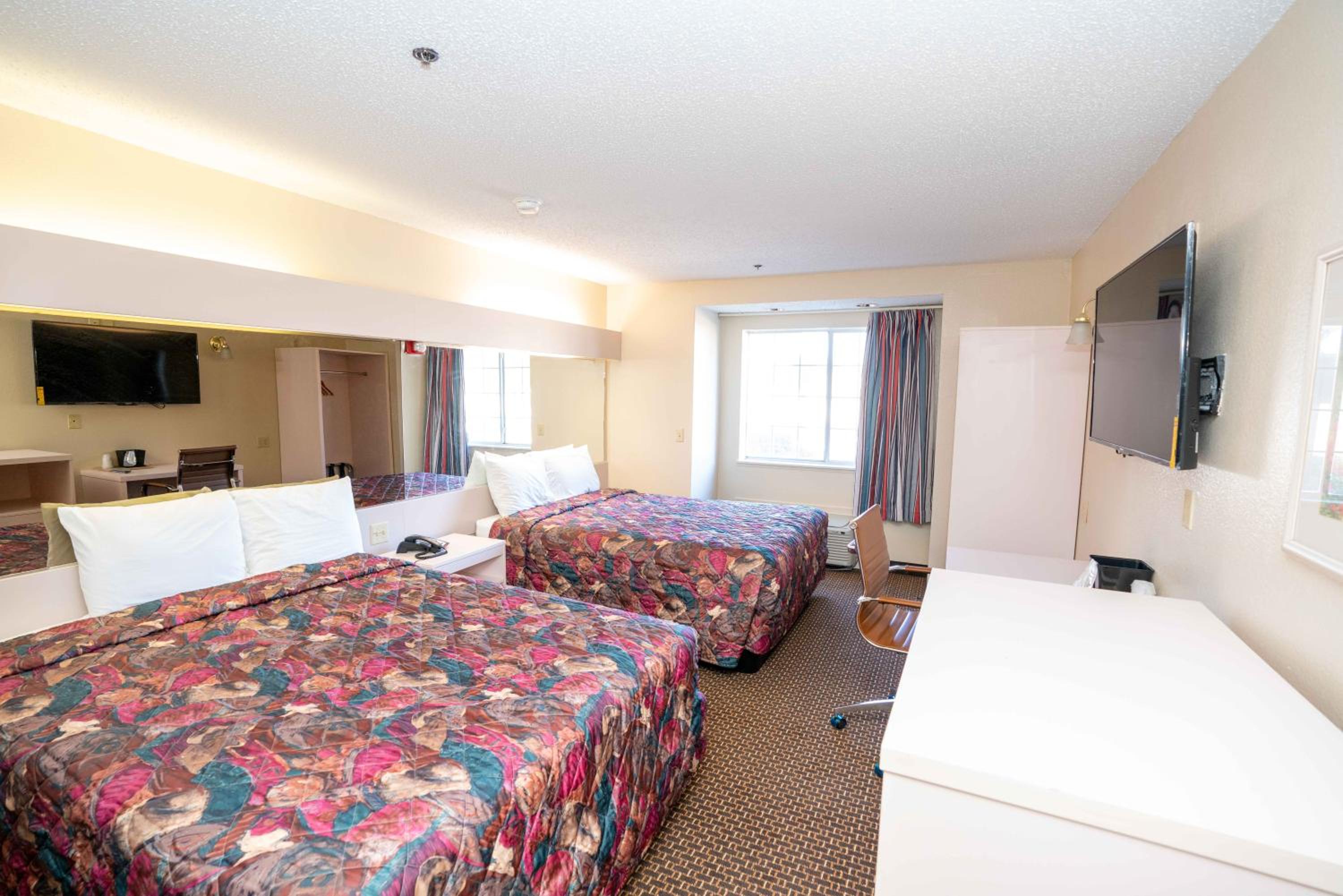 Queen Room With Two Queen Beds - Non-Smoking