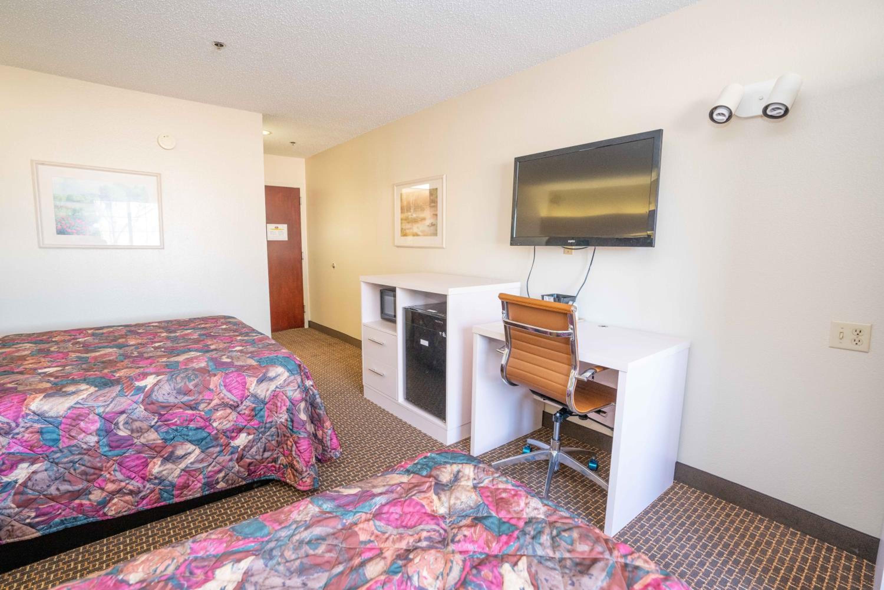Queen Room With Two Queen Beds - Non-Smoking photo 2