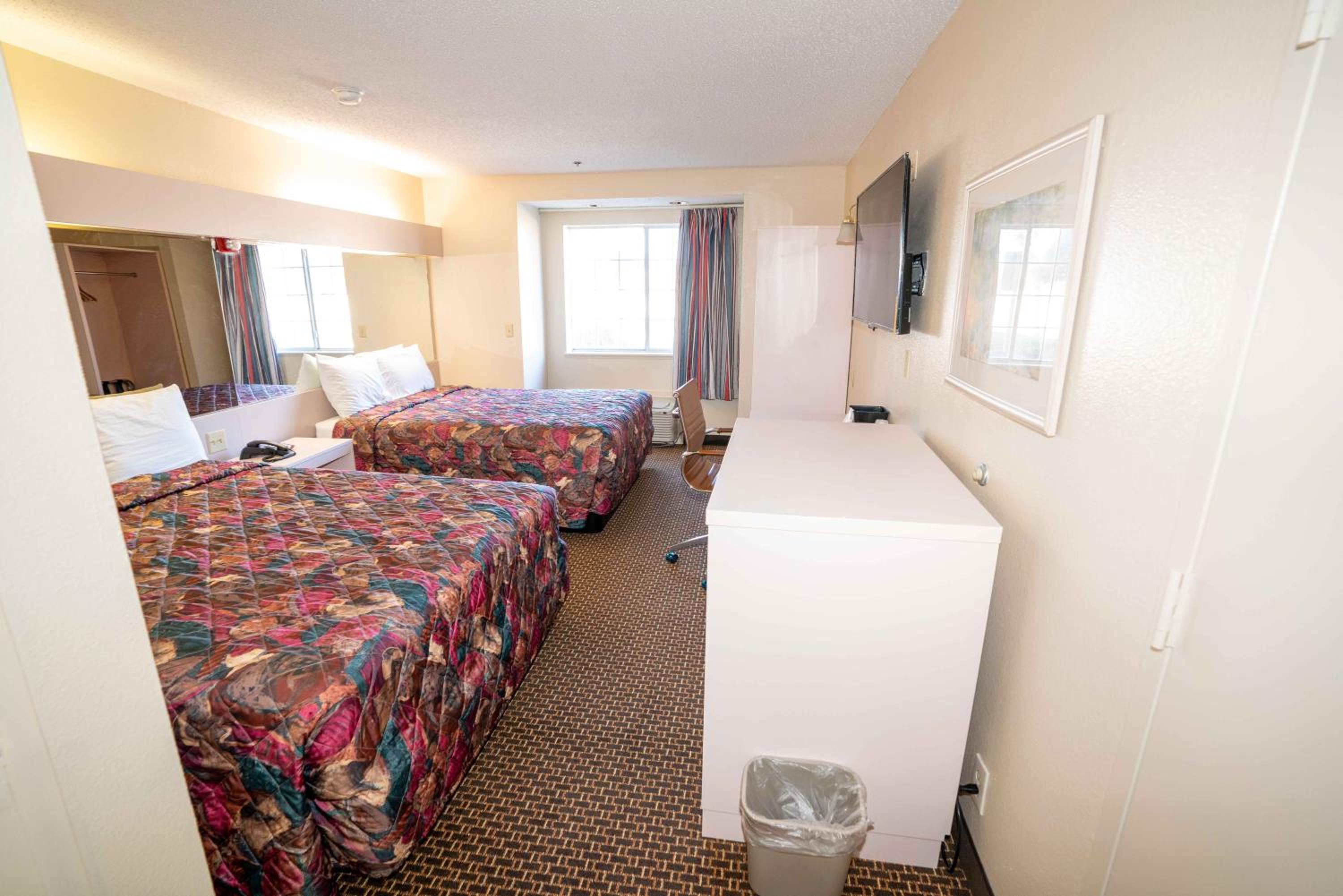 Queen Room With Two Queen Beds - Non-Smoking photo 3